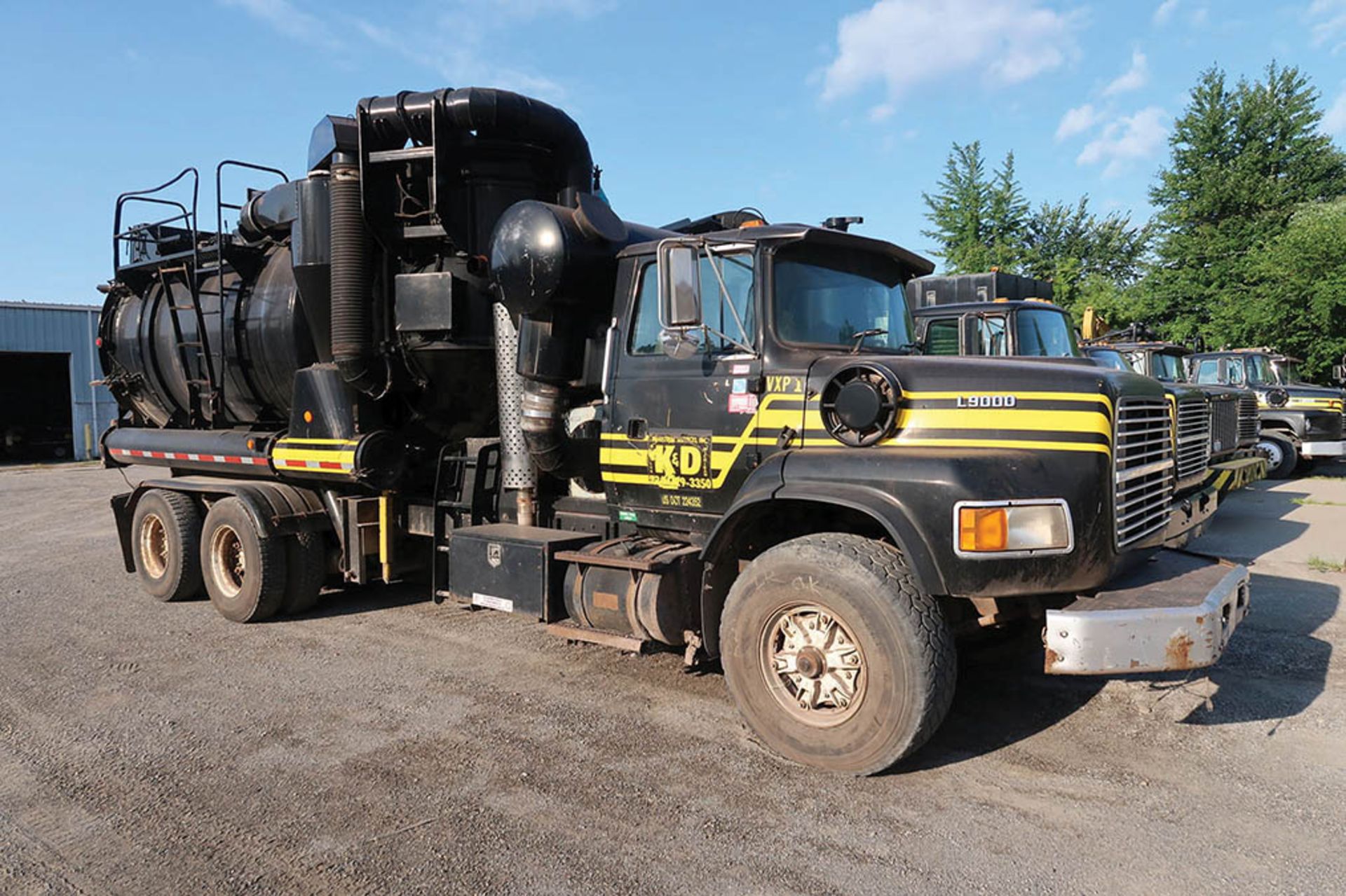 1995 FORD L9000 TANDEM AXLE VACUUM TANKER TRUCK; VIN #1FDZY90X7SVA11340, EATON TRANSMISSION, 2-SPEED - Image 2 of 8