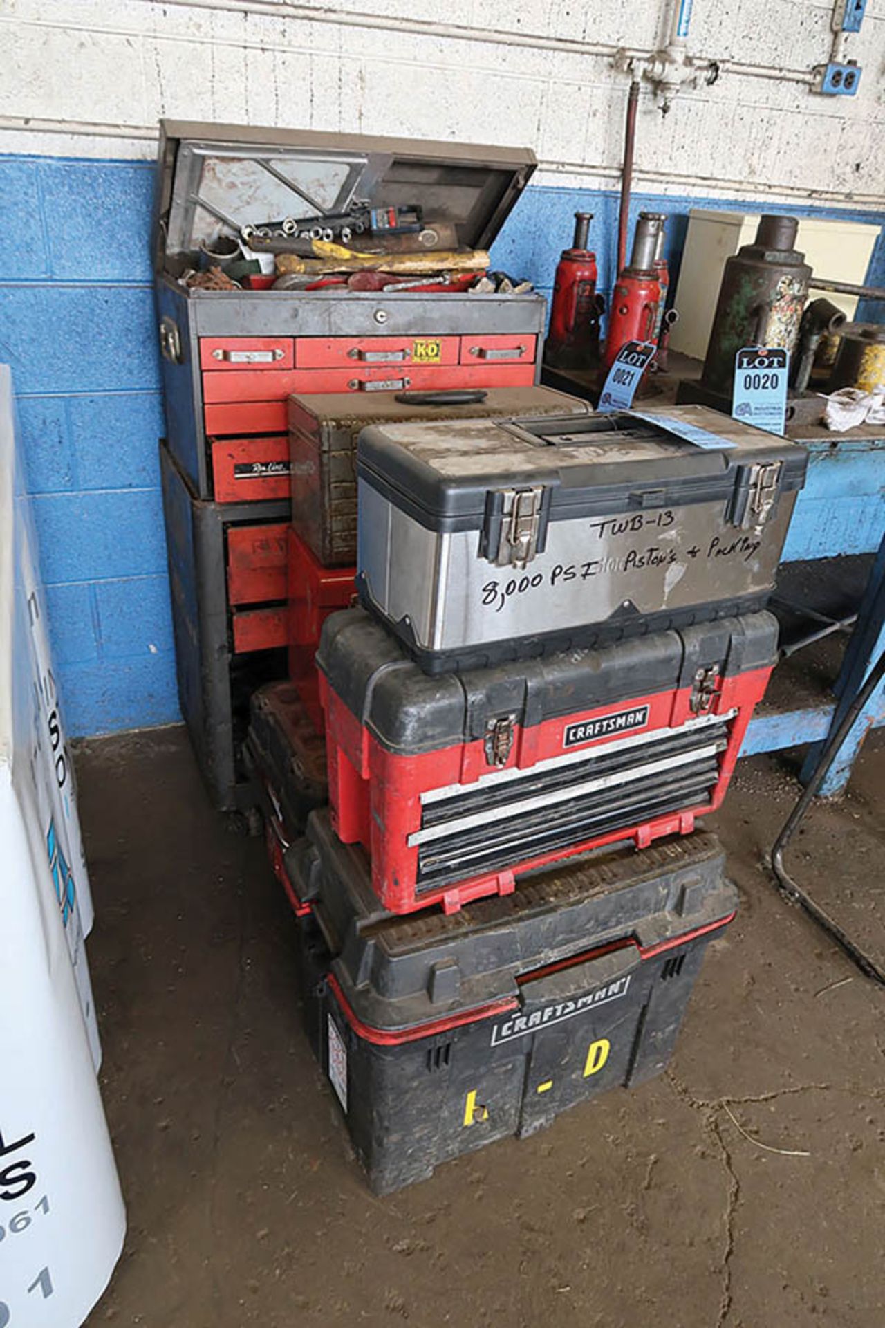 (LOT) TOOLBOXES WITH TOOLS