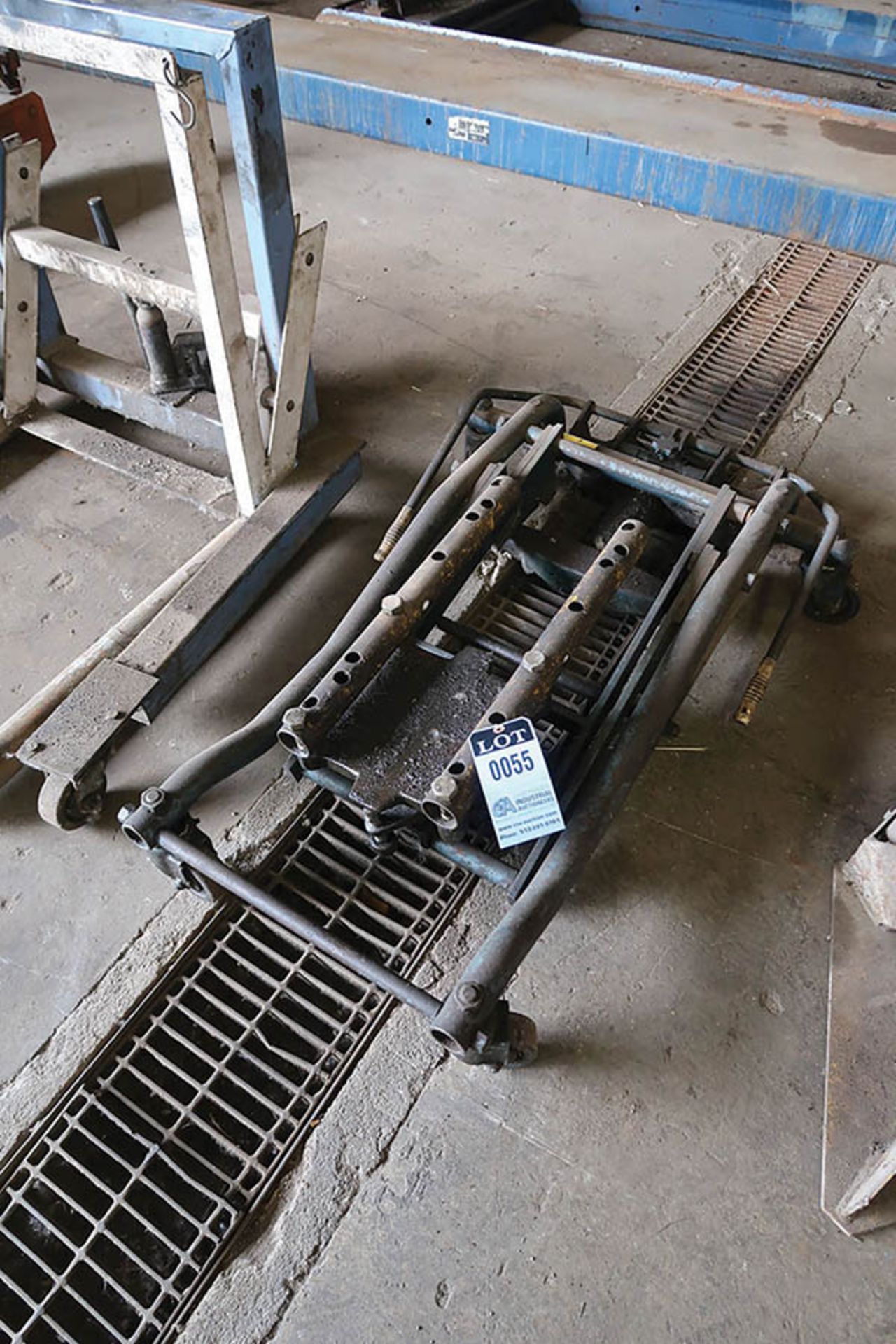 1 TON LINCOLN TRANSMISSION JACK