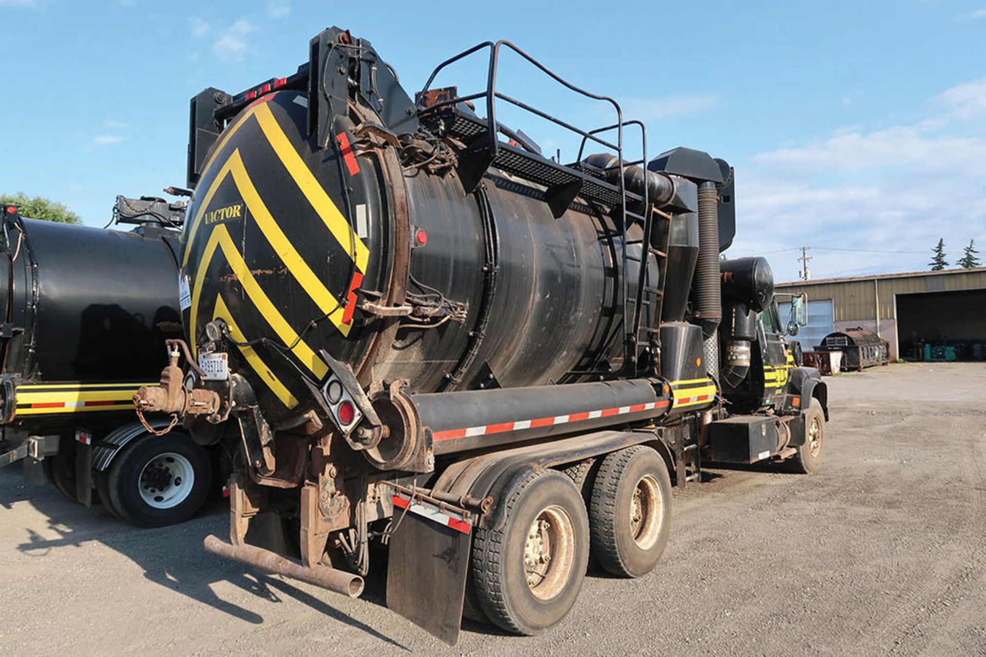 1995 FORD L9000 TANDEM AXLE VACUUM TANKER TRUCK; VIN #1FDZY90X7SVA11340, EATON TRANSMISSION, 2-SPEED - Image 3 of 8