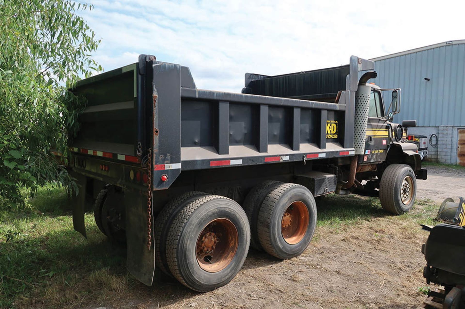 1997 FORD TANDEM AXLE DUMP TRUCK; VIN #1FDYY82E0VVA18863, 12' BED, AUTOMATIC TRANSMISSION, 8.2 LITER - Image 3 of 7