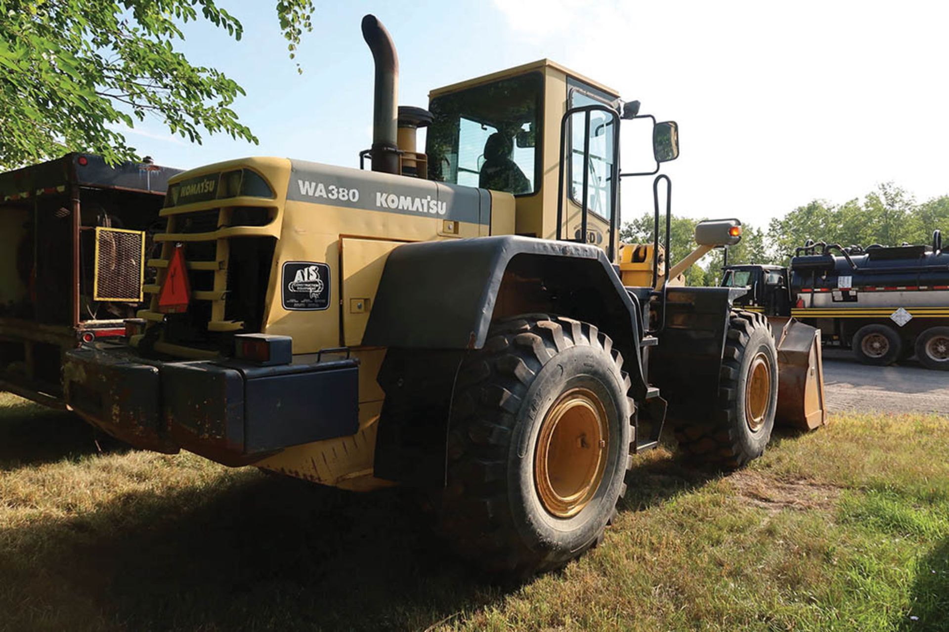 KOMATSU MODEL WA380-3MC 4WD RUBBER TIRE FRONT END LOADER; S/N A51539, 4-YD. FRONT BUCKET, 29 «'' - Image 5 of 8