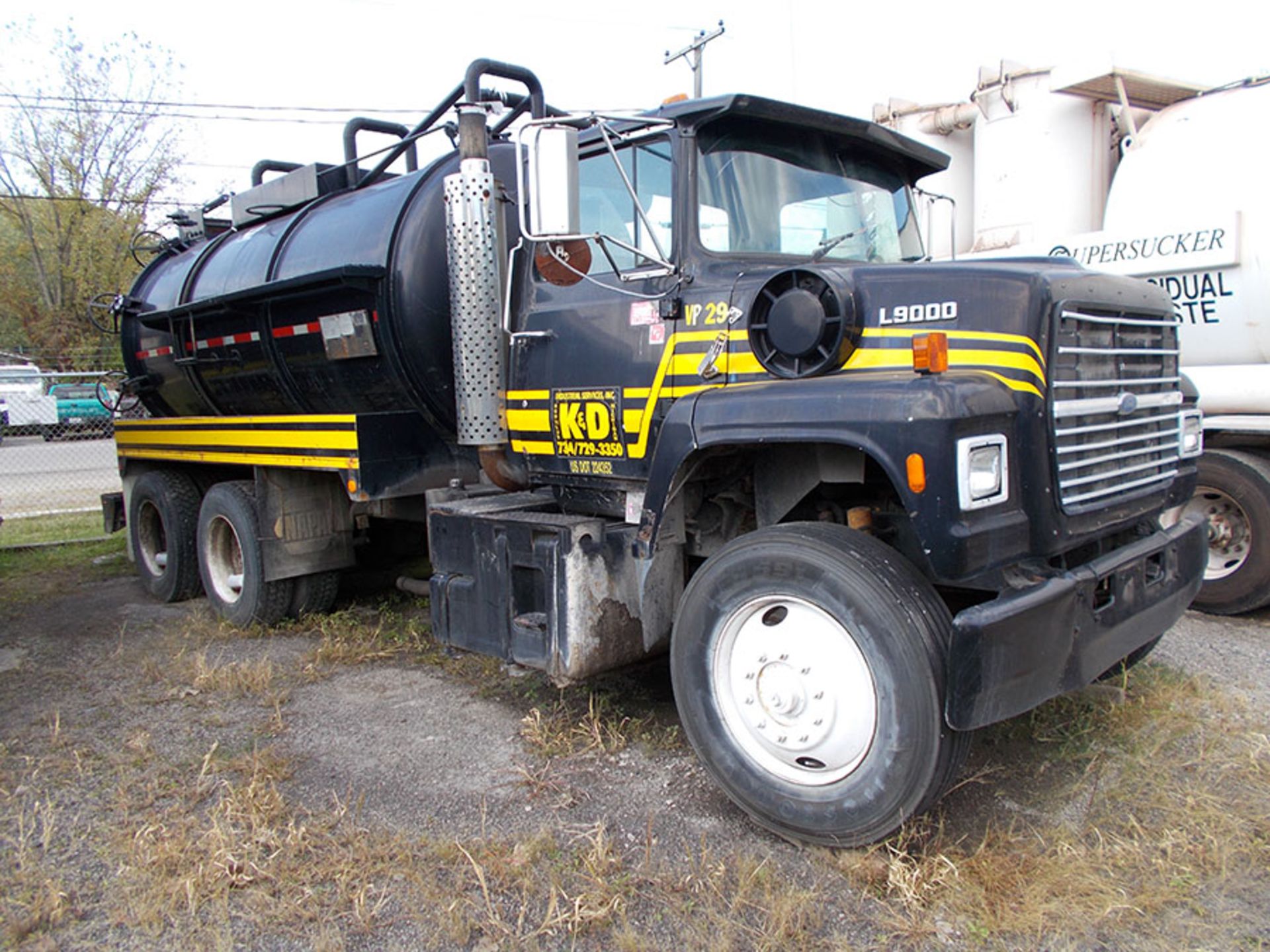 1990 FORD L9000 VACUUM PUMPER; 491,080 MILES, VIN 1FDYW90X5LVA12747, CAT DIESEL, WITH PREVAC SYSTEMS - Image 2 of 4