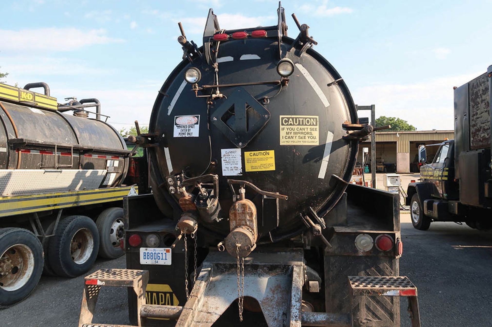 1991 FORD L9000 TANDEM AXLE HD PUMPER TRUCK; VIN #1FDYW90W3MVA01481, EATON FULLER TRANSMISSION, 2- - Image 4 of 9