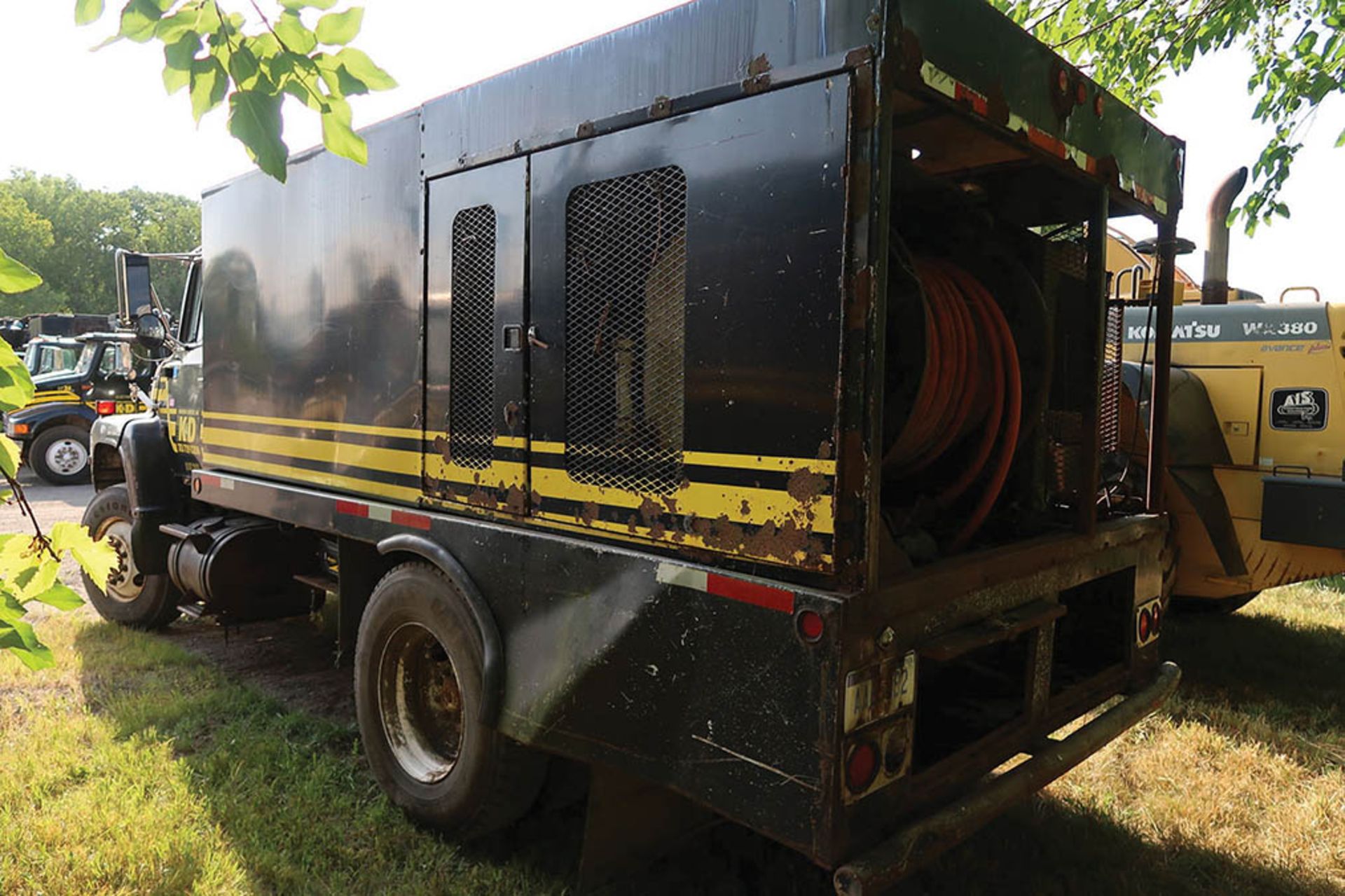 1989 FORD L8000 SEWER JET CLEANER TRUCK; VIN # 1FDYR80U4KVA08713, CAT MODEL 3208 ENGINE, MEYERS - Image 4 of 8