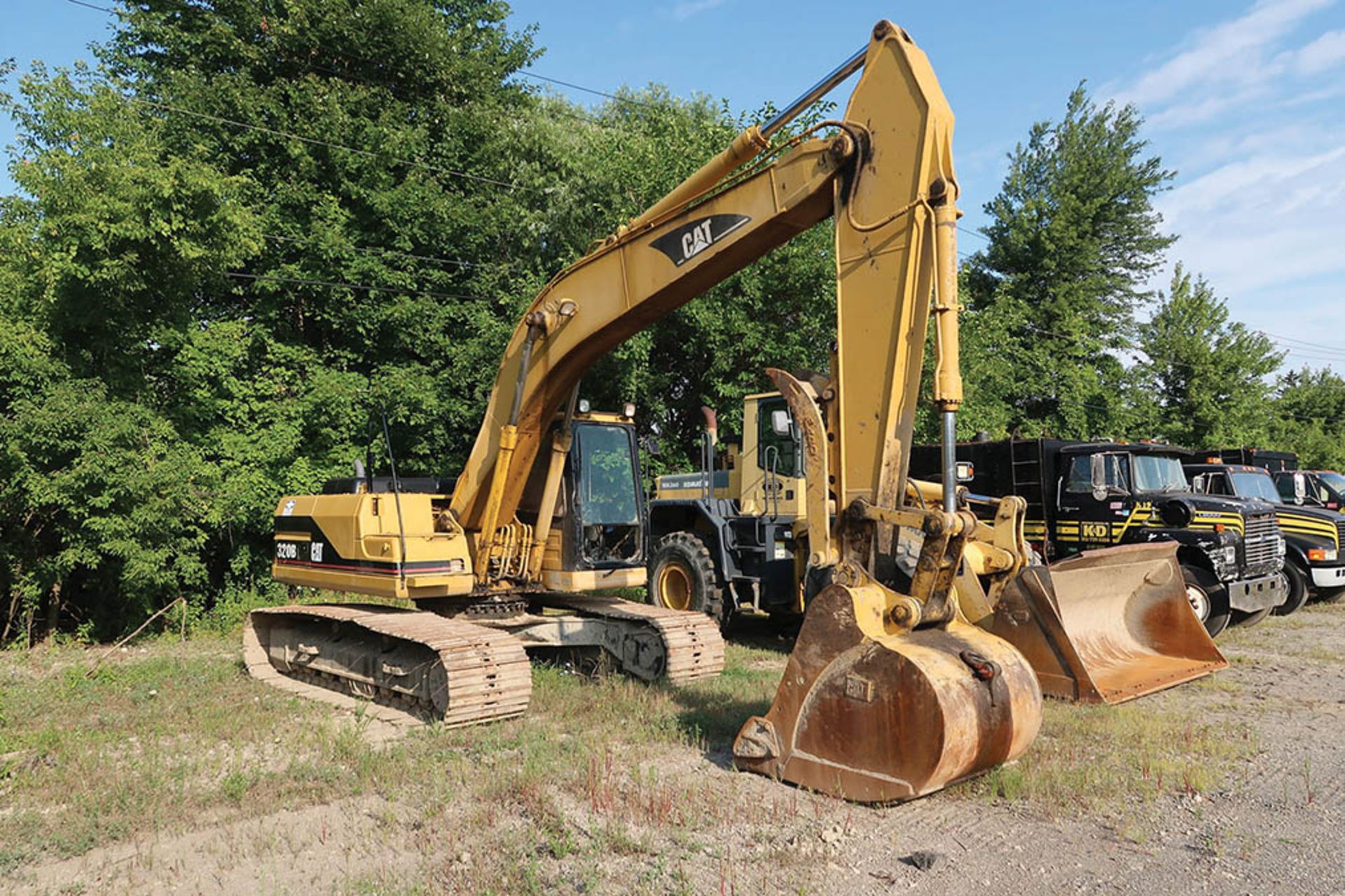 CATERPILLAR MODEL 320BL EXCAVATOR; S/N 6CR02178, 31 «'' WIDE TRACKS, 44'' WIDE BUCKET W/ EASCO THUMB - Image 2 of 9