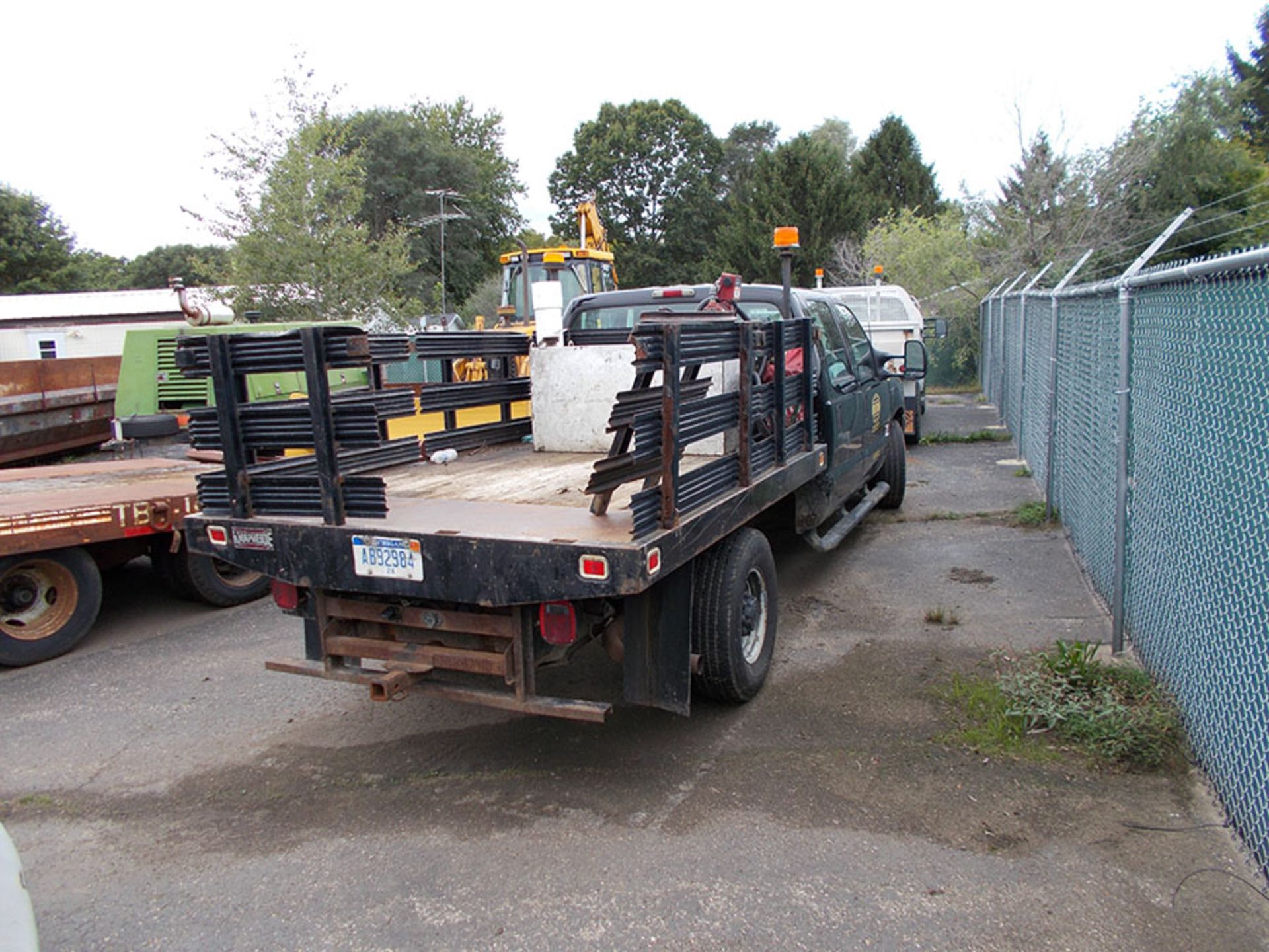 2003 FORD F-350 XL SUPER DUTY PICKUP TRUCK; CREW CAB, 9' X 6' 6'' STAKE BED WITH 100-GALLON - Image 5 of 6