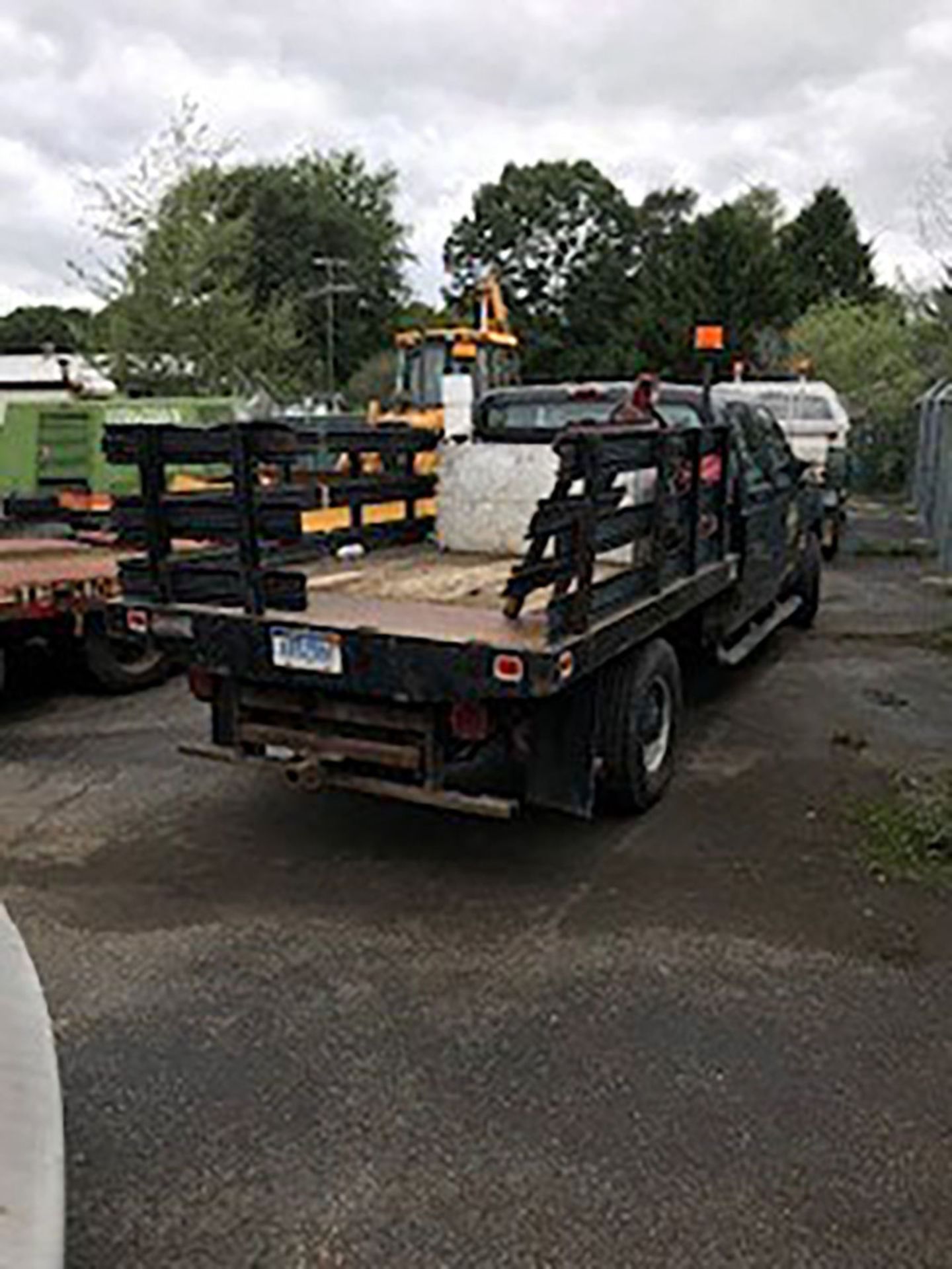 2003 FORD F-350 XL SUPER DUTY PICKUP TRUCK; CREW CAB, 9' X 6' 6'' STAKE BED WITH 100-GALLON - Image 2 of 6