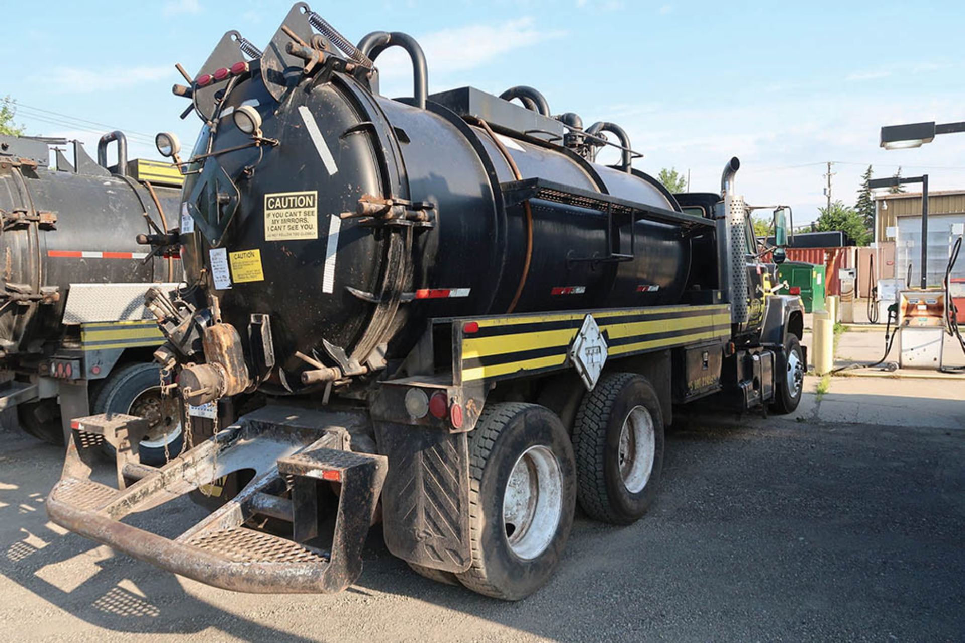 1991 FORD L9000 TANDEM AXLE HD PUMPER TRUCK; VIN #1FDYW90W3MVA01481, EATON FULLER TRANSMISSION, 2- - Image 3 of 9