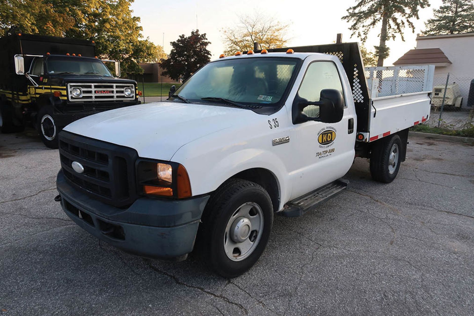 2006 FORD F-350 XL SUPER DUTY STAKE TRUCK, VIN # 1FDSF34596EA76239, 5.4 L 3V TRITON GASOLINE ENGINE,