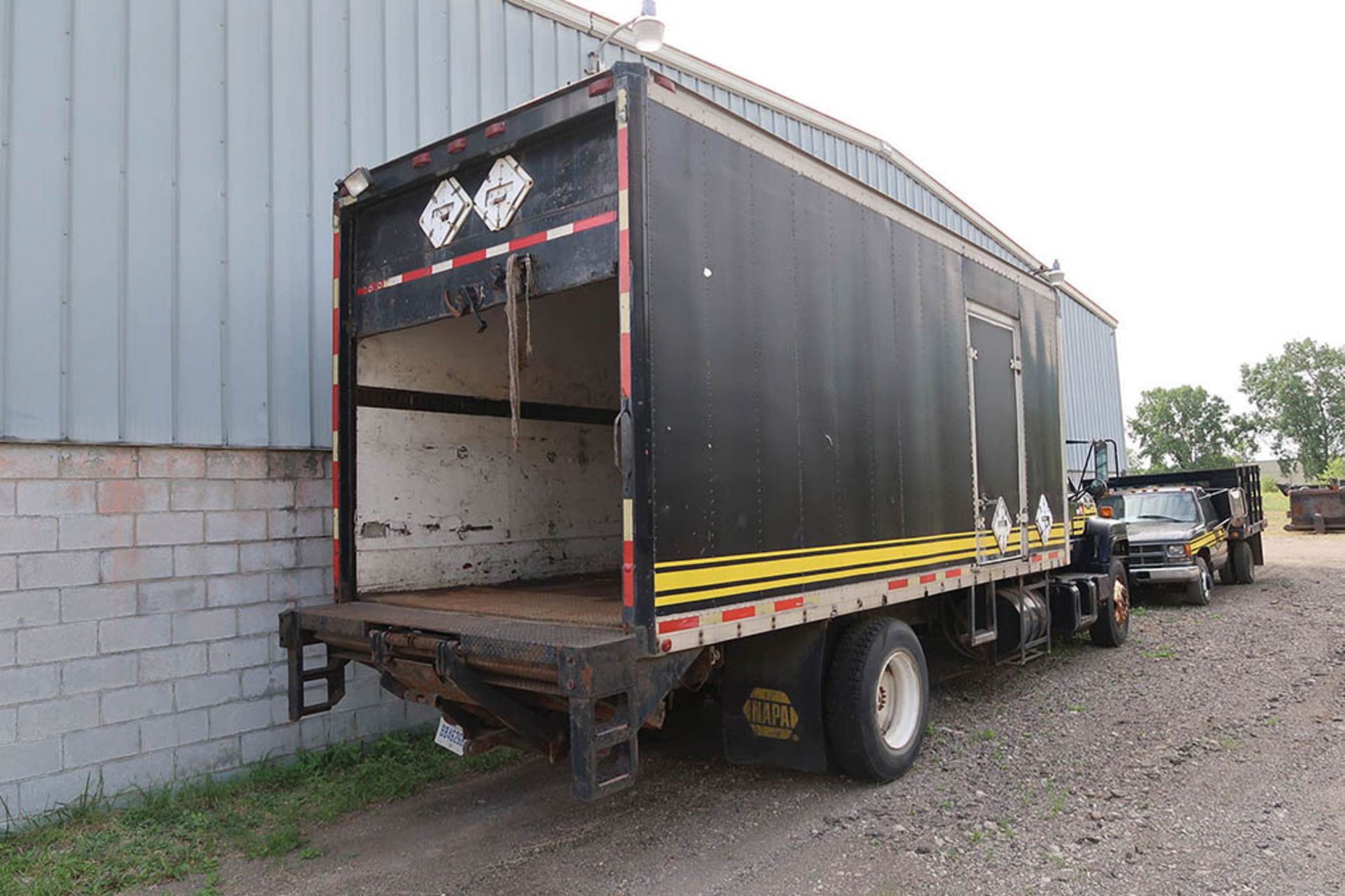 1992 GMC TOP KICK STAKE TRUCK WASTE HAULER; VIN# 1GDL7H1J8NJ501150, CAT MODEL 3116 ENGINE, 5-SPEED - Image 3 of 8