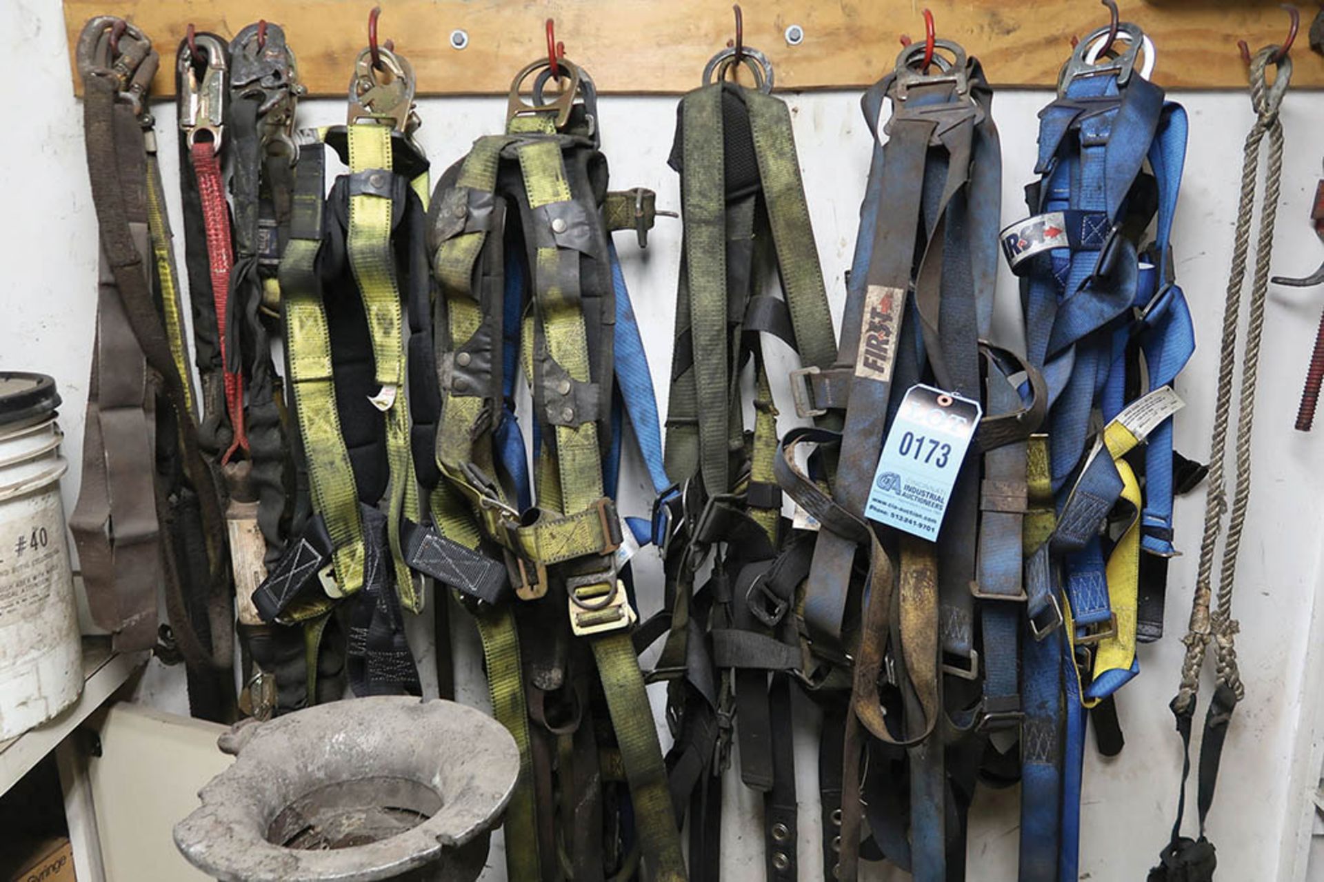 (LOT) SAFETY HARNESSES