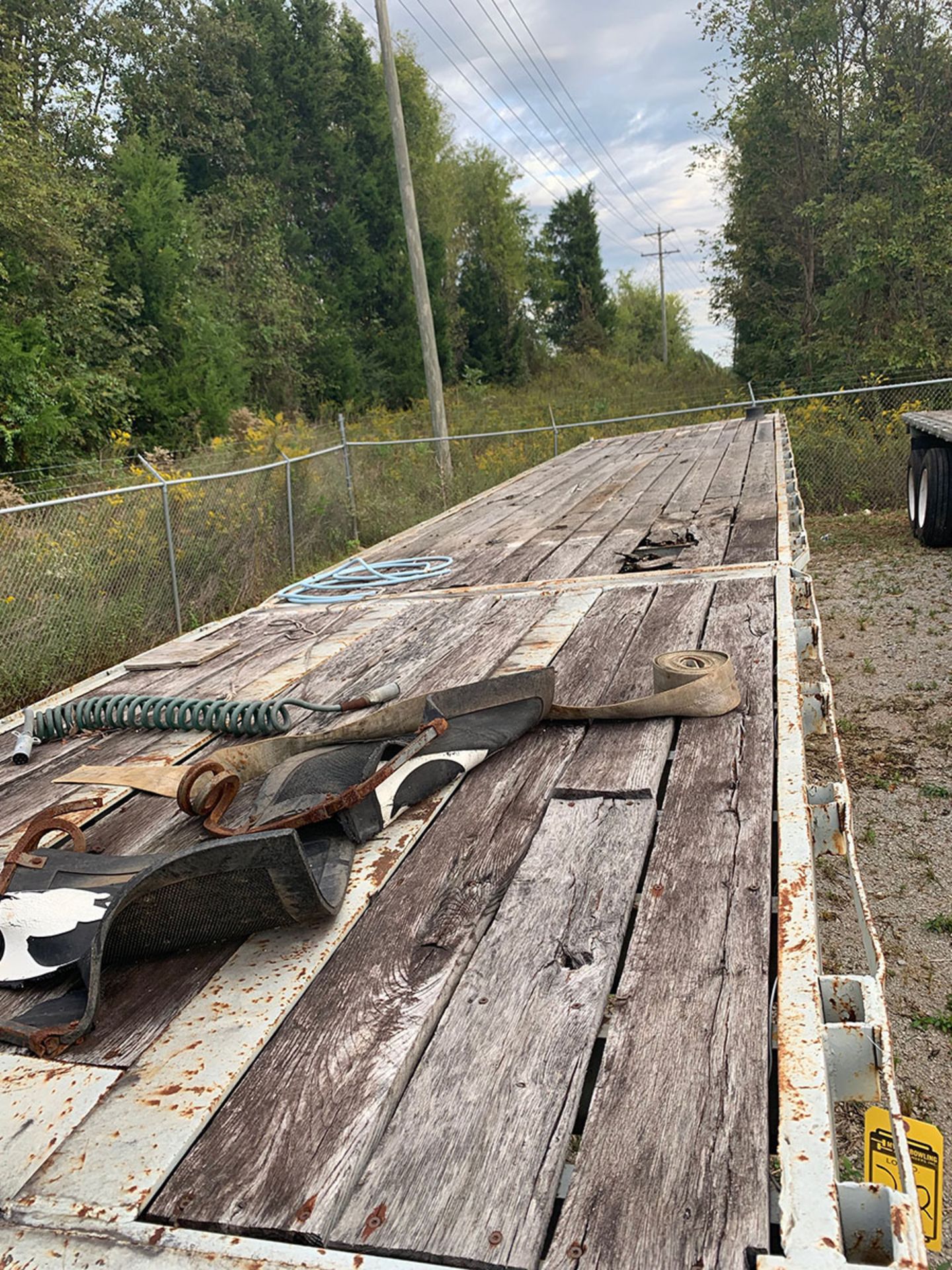 48' HYDRAULIC EXTENDABLE FLATBED TRAILER WOOD DECK, TRI-AXLE, SPRING SUSPENSION - Image 2 of 2