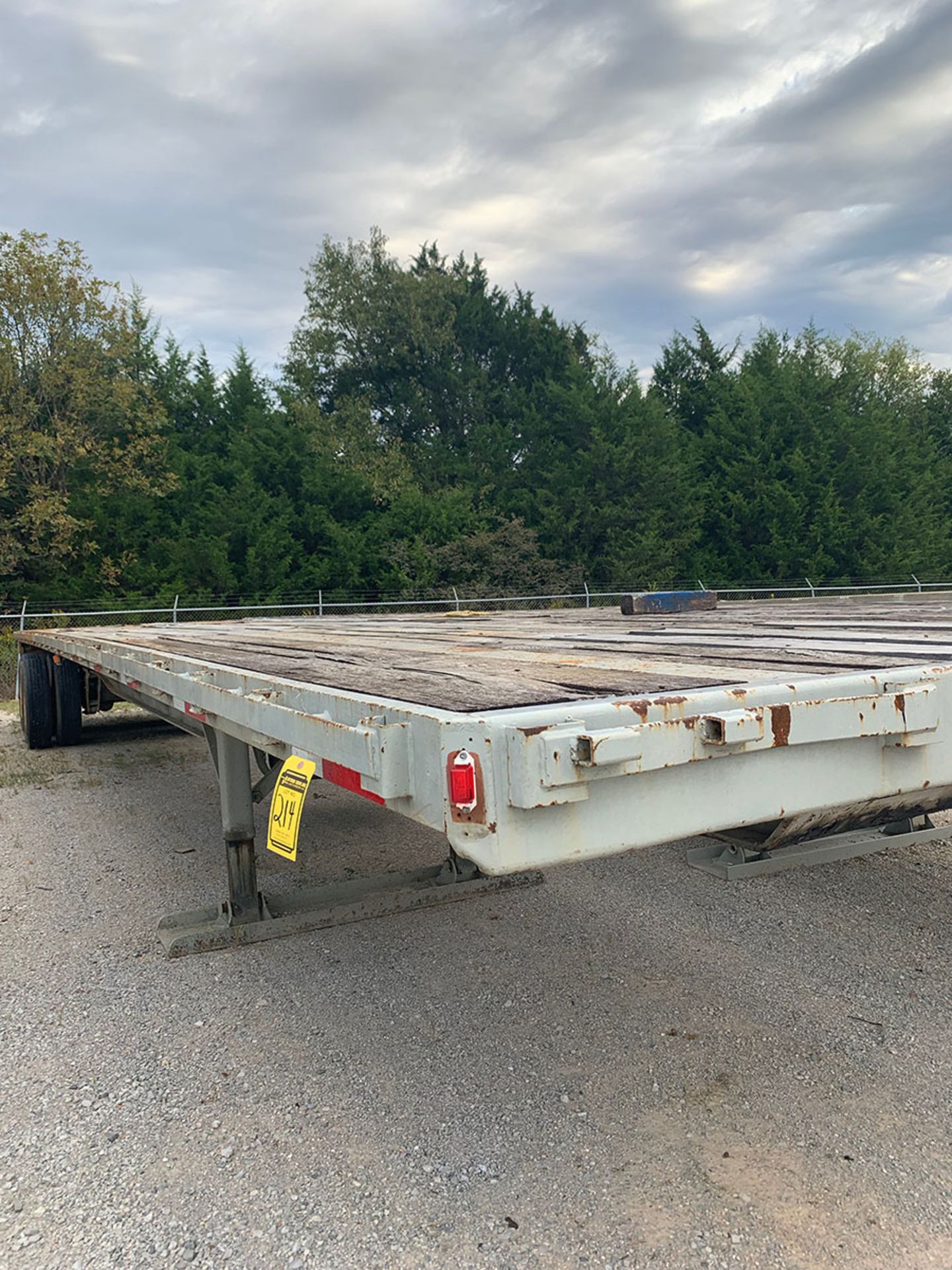 FRUEHAUF 48' FLATBED TRAILER, T/A, WOOD DECK, AIR RIDE SUSPENSION