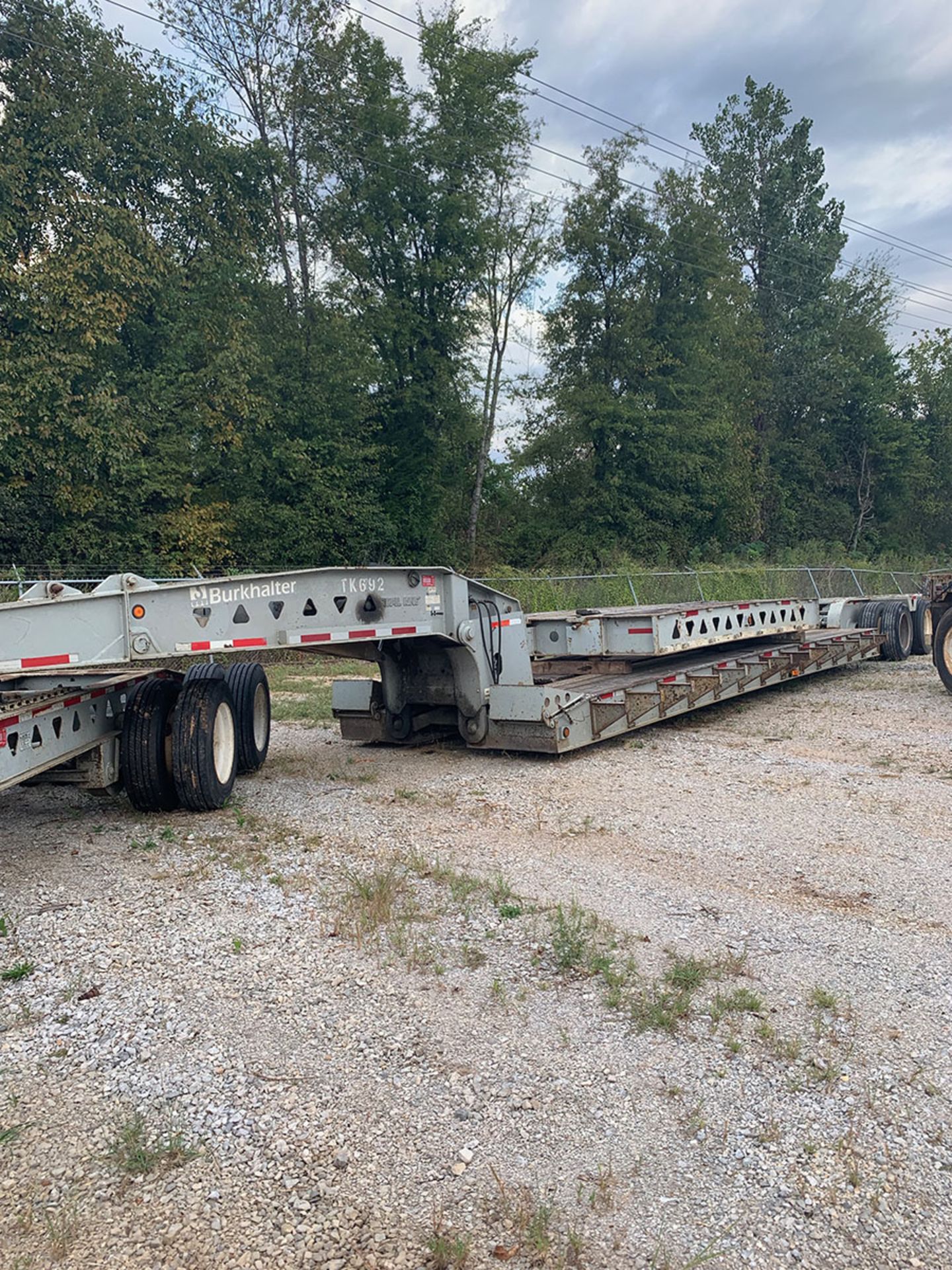 1996 TRAIL KING TK130HDG-573-11 AXLE (2+3+2) TRI-AXLE LOWBOY TRAILER, 65-TON CAP., T/A JEEP, 3- - Image 2 of 4