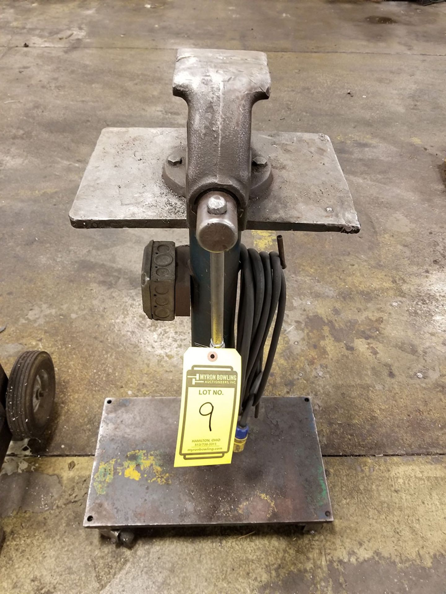 4’‘ ROLLING PEDESTAL ANVIL VISE ON HD STEEL CART WIRED WITH 110V CORD AND OUTLET - Image 2 of 4