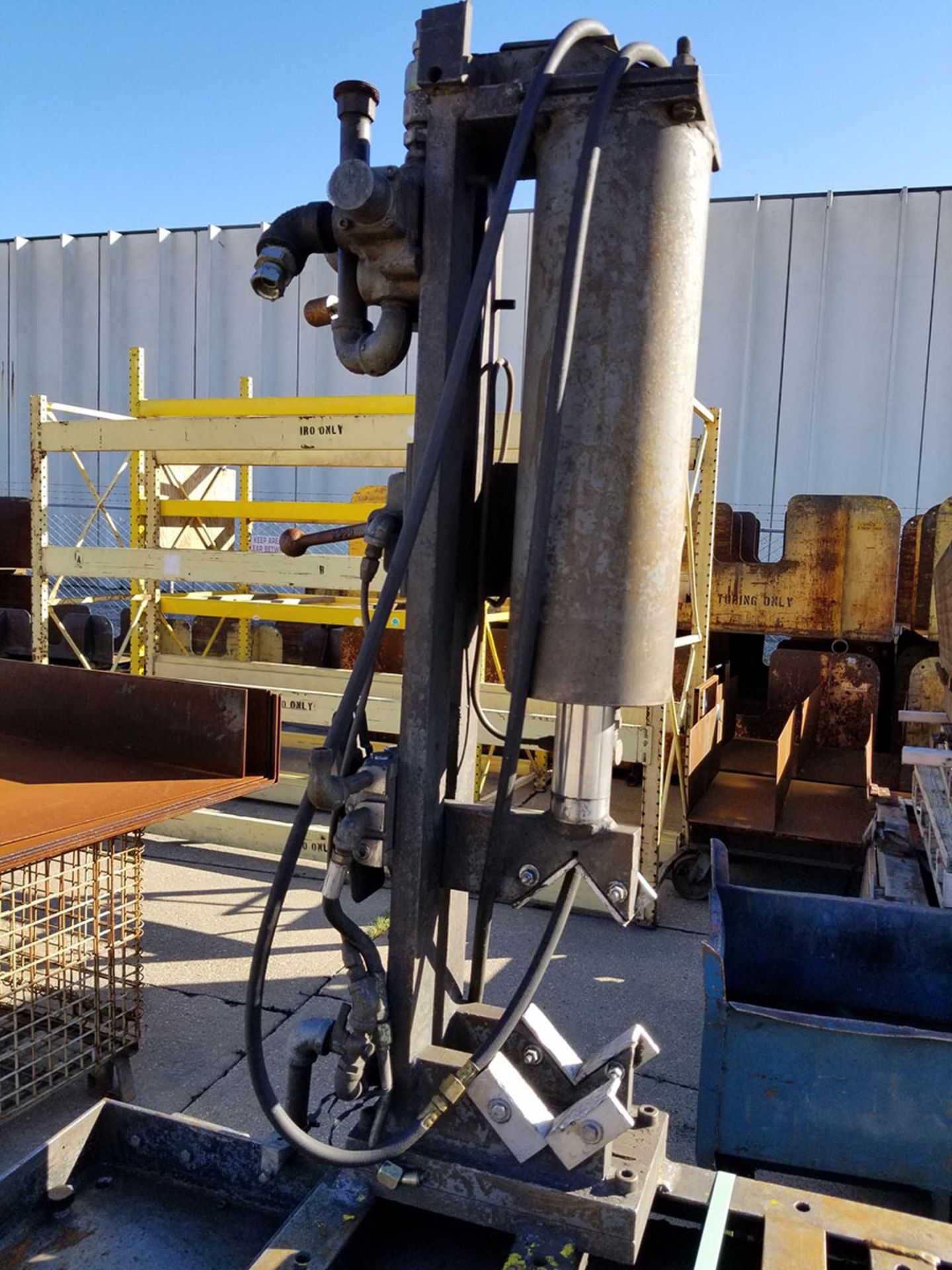 HYDRAULIC PRESS STATION WITH STEEL TABLE AND VISE - Image 3 of 7