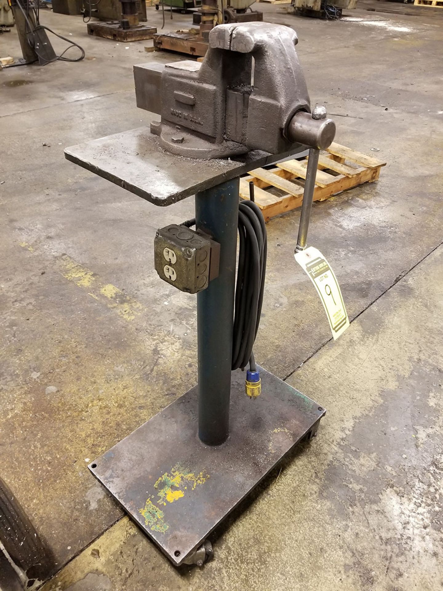 4’‘ ROLLING PEDESTAL ANVIL VISE ON HD STEEL CART WIRED WITH 110V CORD AND OUTLET - Image 3 of 4