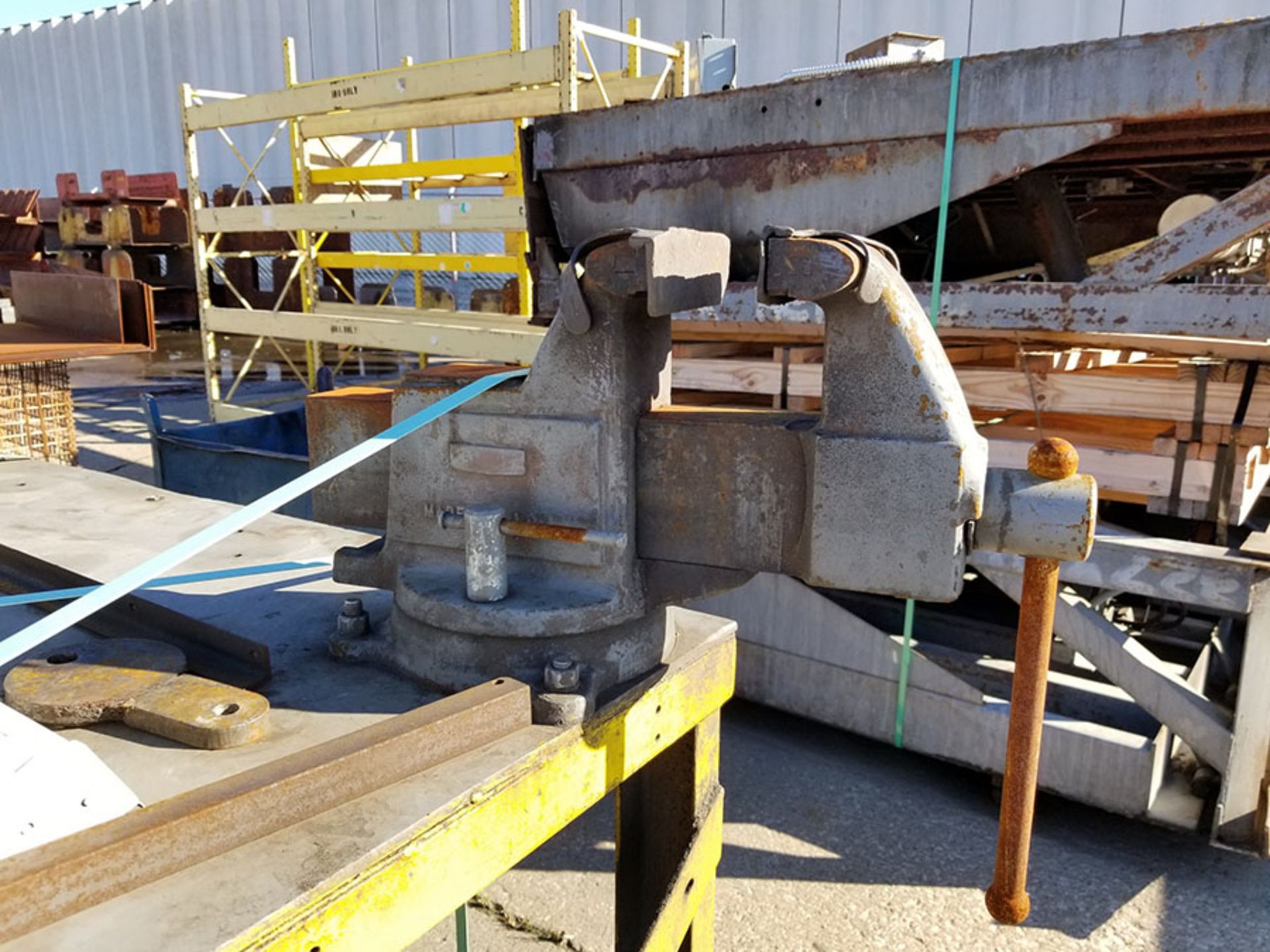 HYDRAULIC PRESS STATION WITH STEEL TABLE AND VISE - Image 6 of 7