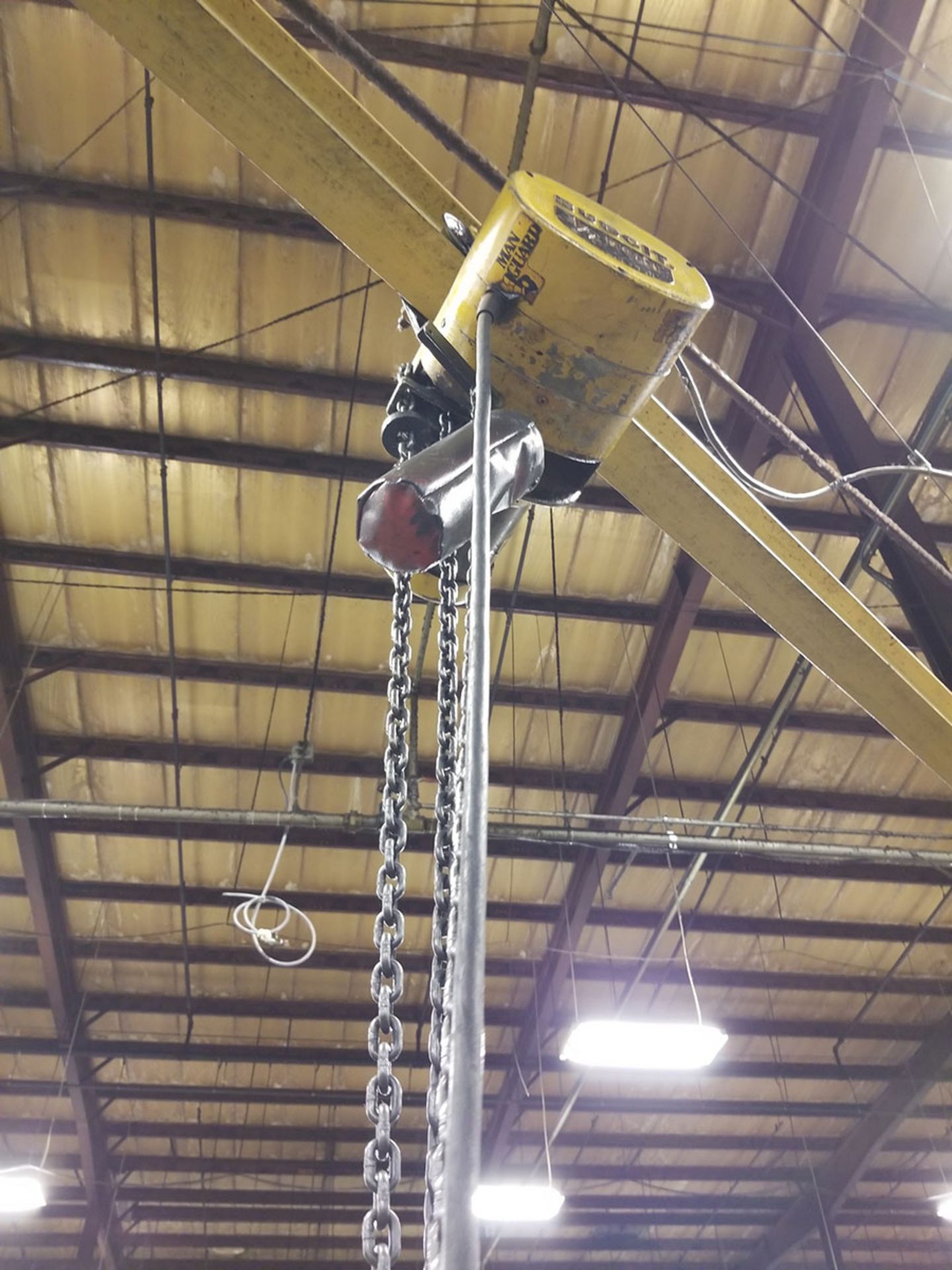 1/2 TON COLUMN MOUNTED JIB CRANE WITH BUDGIT 1/2 TON ELECTRIC CHAIN HOIST WITH PENDANT CONTROL - Image 3 of 5