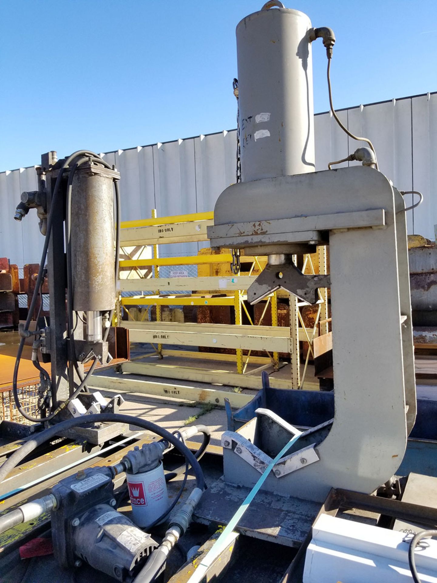 HYDRAULIC PRESS STATION WITH STEEL TABLE AND VISE