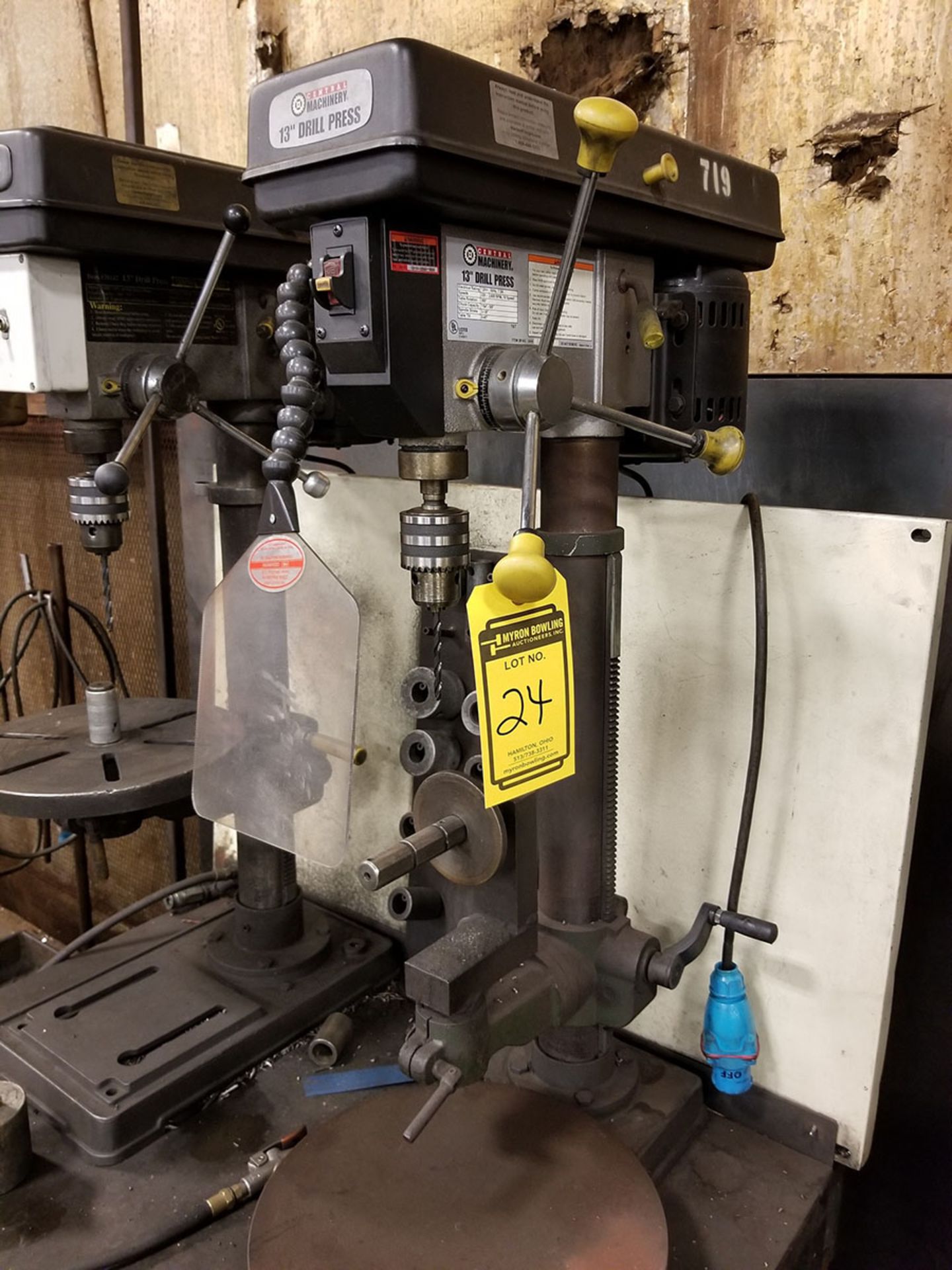 ROLLING DUAL VERTICAL DRILL PRESS TABLE WITH (2) CENTRAL MACHINERY BENCH TOP 13’‘ DRILL PRESSES, 7/ - Image 5 of 8