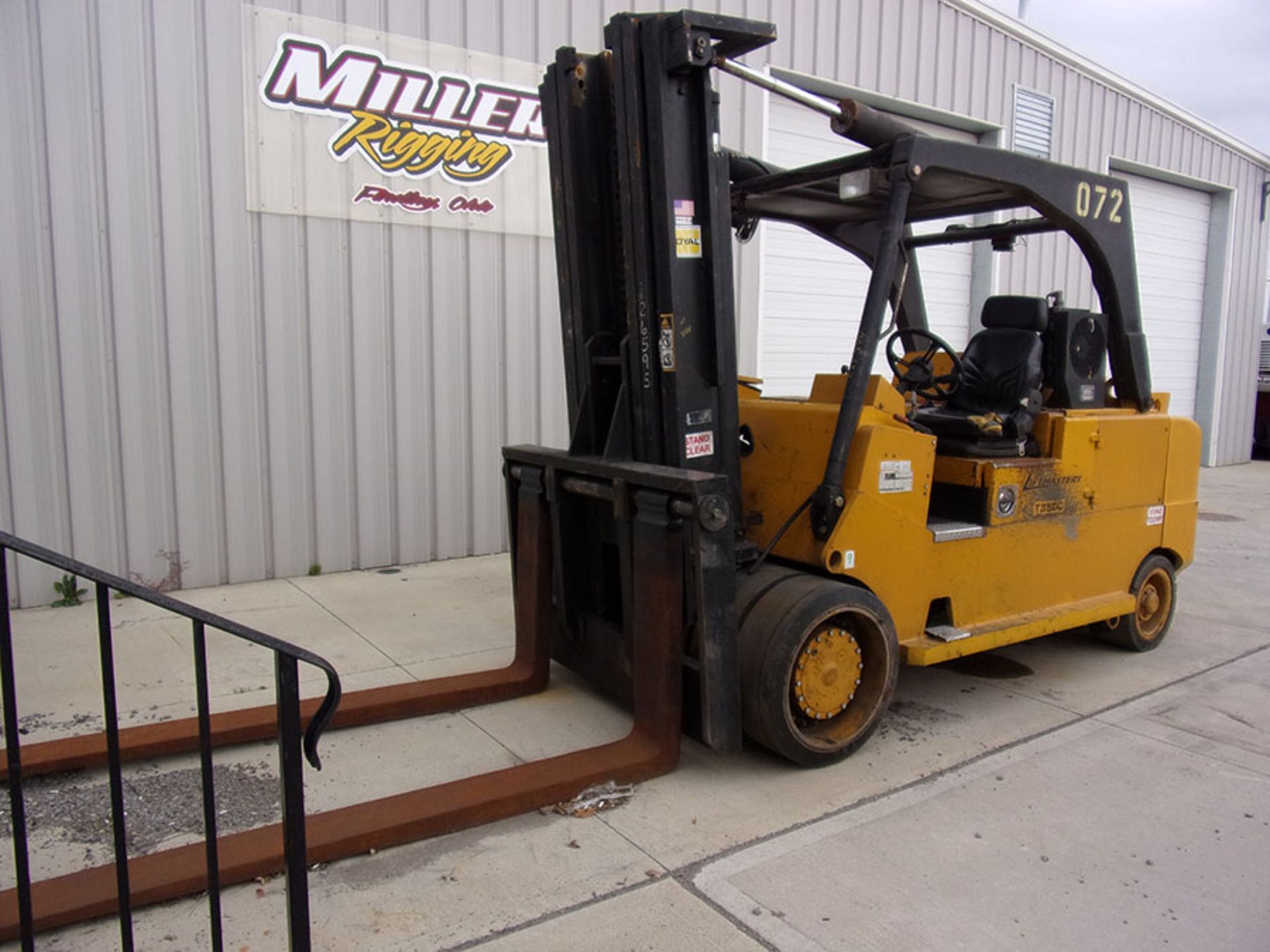 ROYAL LIFTMASTER T350C LP FORKLIFT, 35,000 LB. CAPACITY, 3-STAGE MAST, 8' FORKS, S/N L1072 - Image 2 of 4