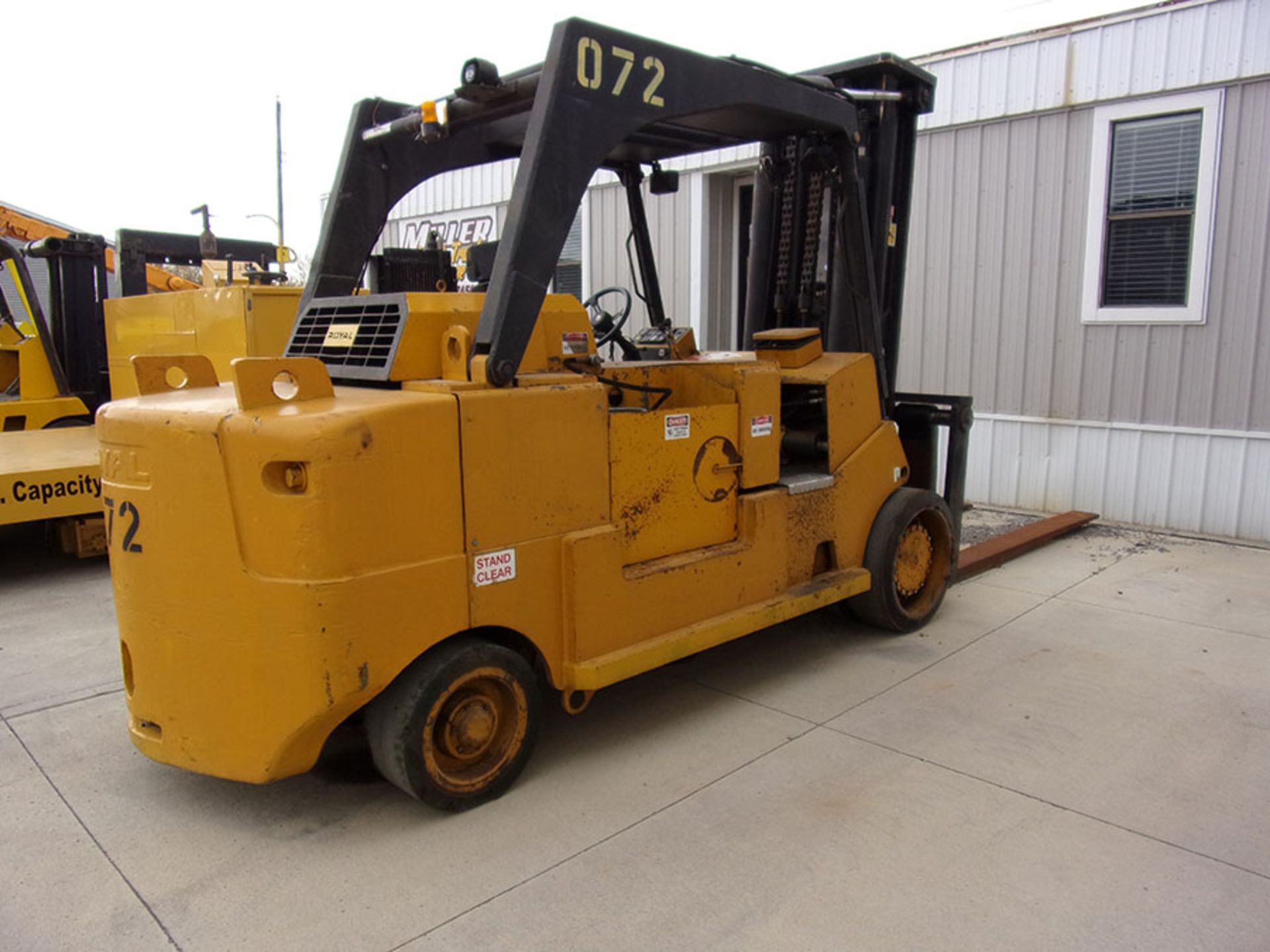 ROYAL LIFTMASTER T350C LP FORKLIFT, 35,000 LB. CAPACITY, 3-STAGE MAST, 8' FORKS, S/N L1072 - Image 3 of 4