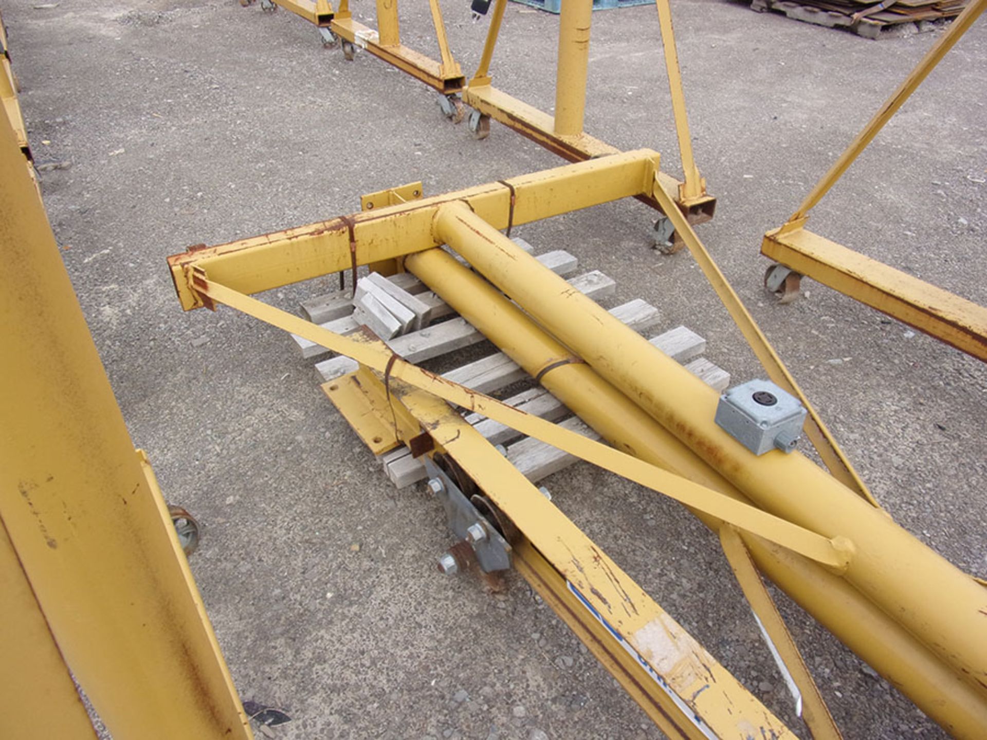 ROLLING A-FRAME WITH DAYTON 1-TON PENDANT CONTROL ON SKID - Bild 2 aus 2