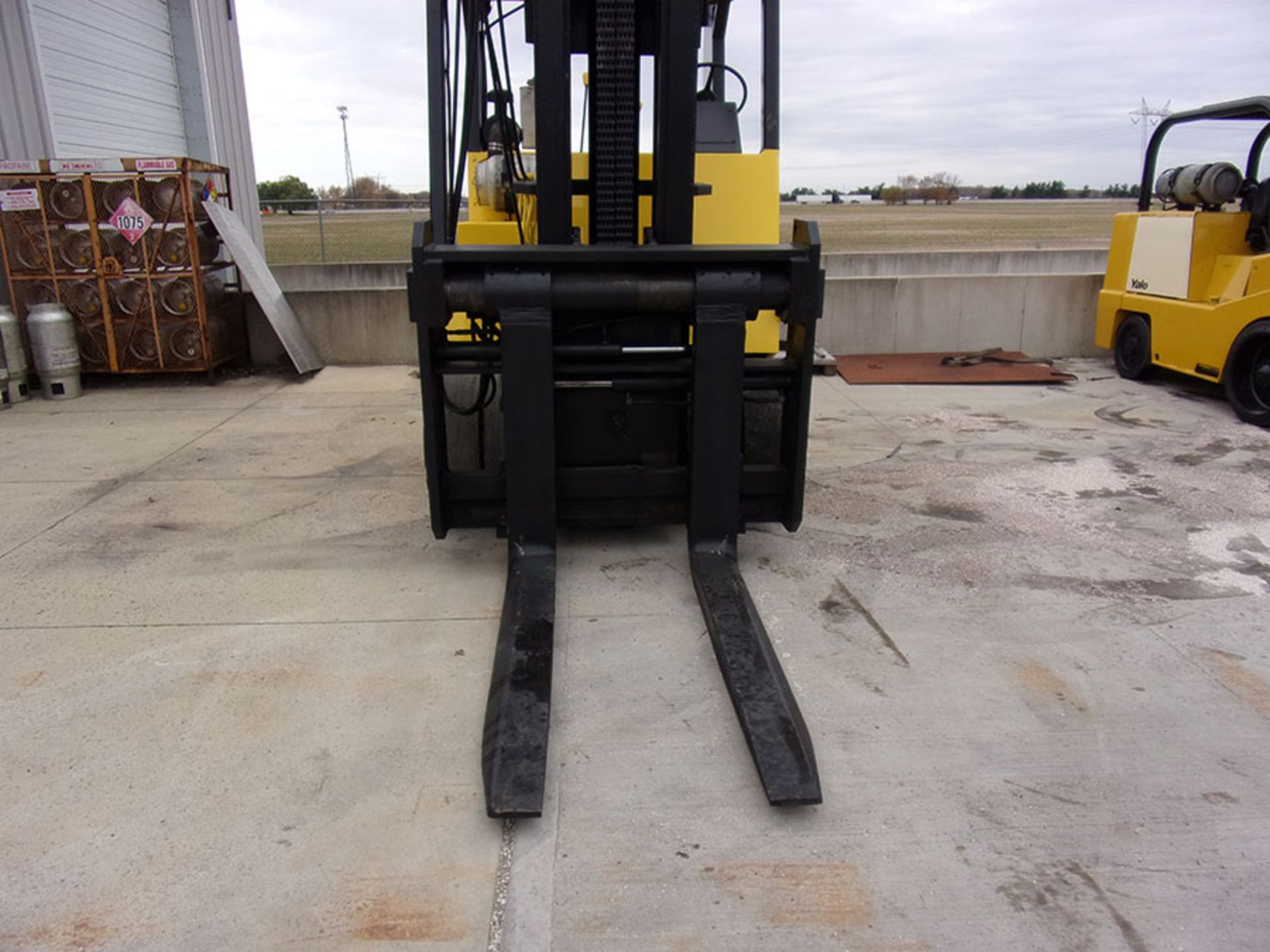 1996 HOIST 40,000 LB. LP FORKLIFT, S/N 21027, 120'' LIFT, SIDESHIFT, POWER FORK POSITIONER, GM - Image 3 of 5