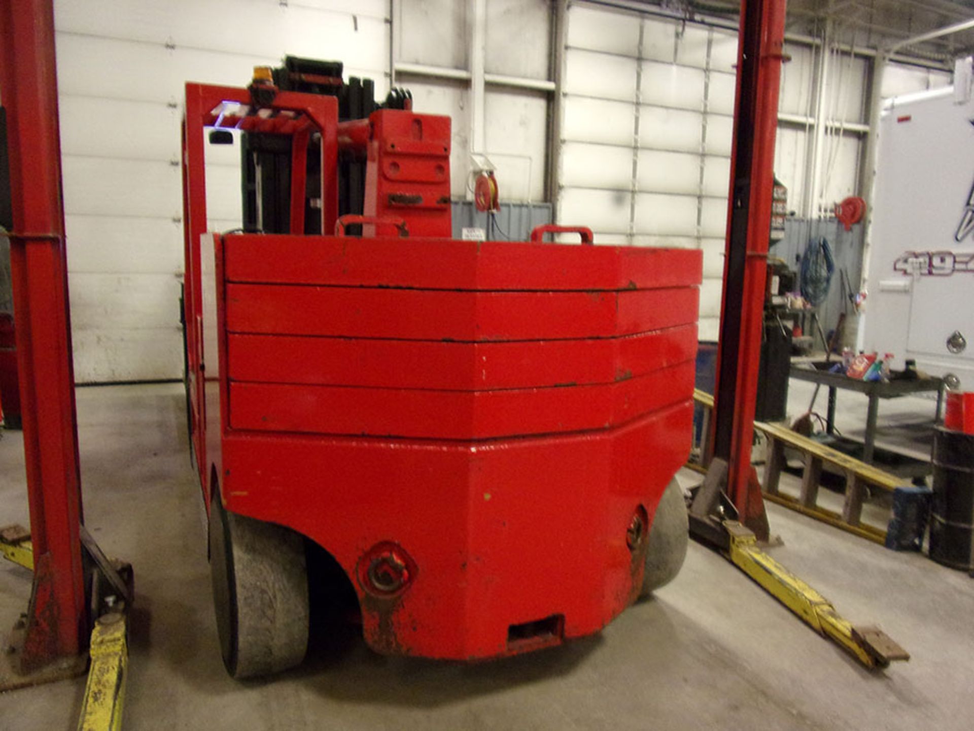 2010 VERSA-LIFT 40/60 Forklift, 60,000-lb. Capacity - Image 5 of 17