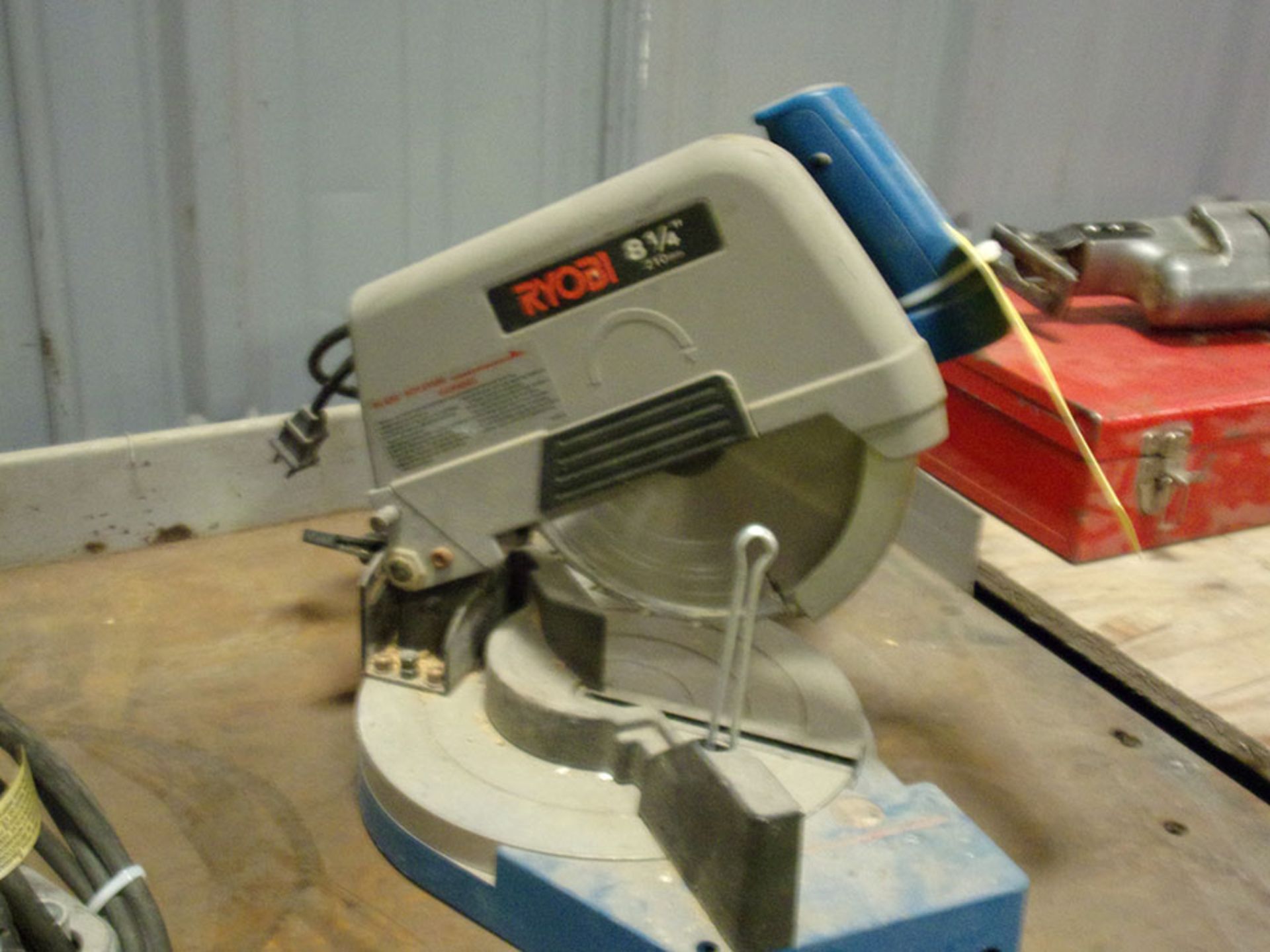 RYOBI 8 1/4'' COMPOUND MITER SAW; MODEL TS200