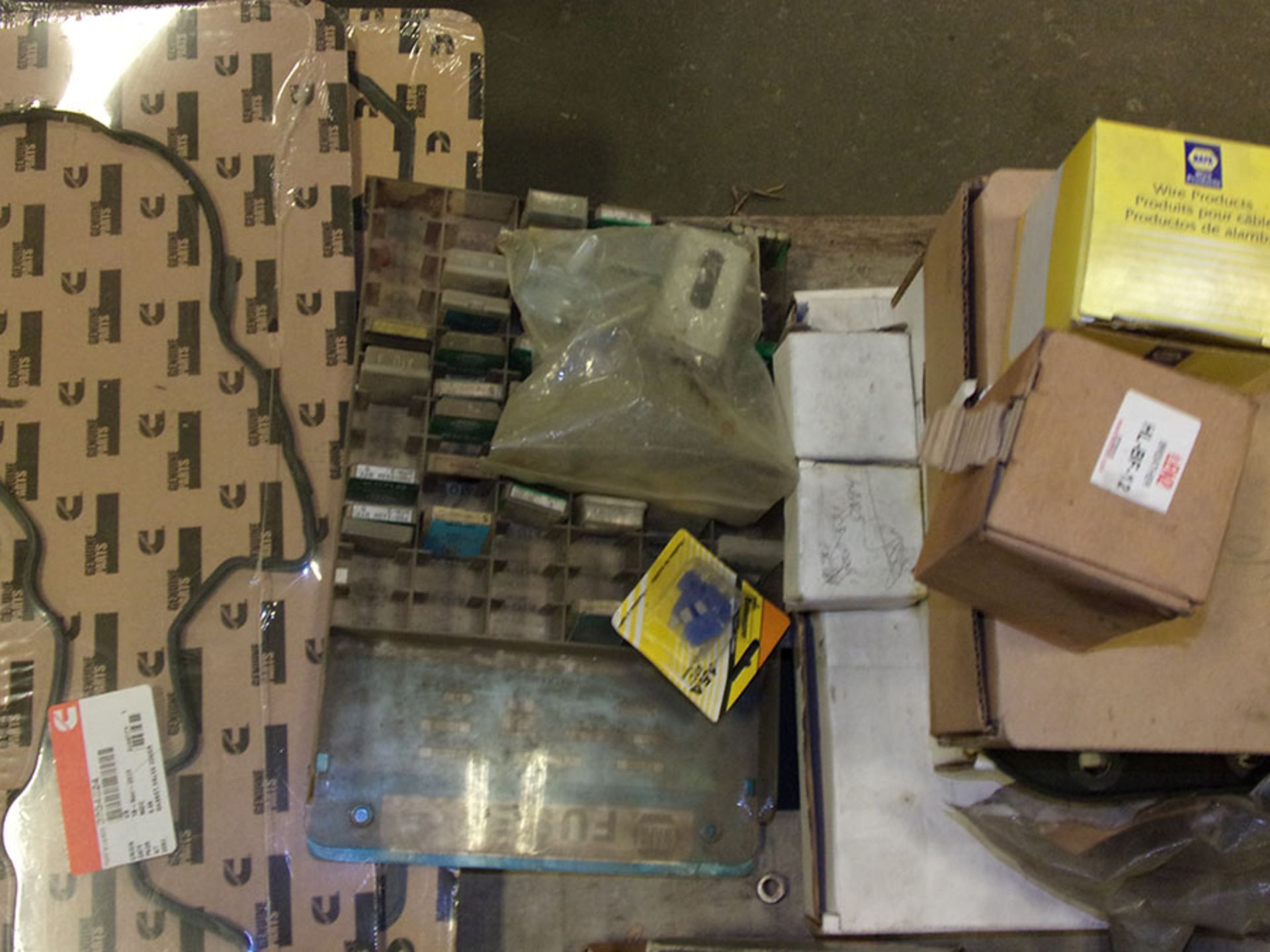 SKID OF PARTS, VALVE COVERS, FUSES, AND MISC. PARTS - Bild 2 aus 3