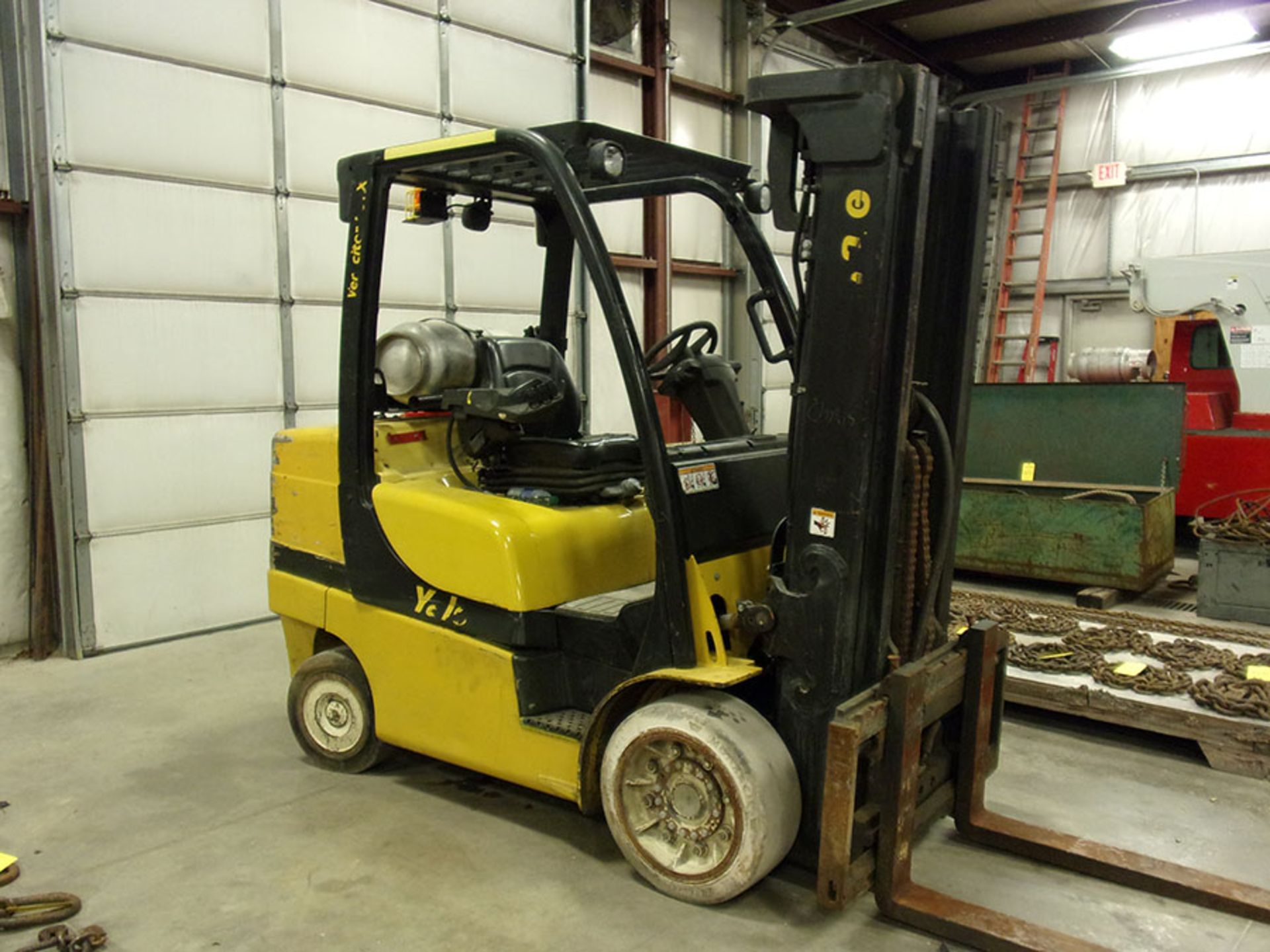 YALE 8,000 LB. CAPACITY FORKLIFT, 3-STAGE MAST, SIDESHIFT, 54'' FORKS, 17,135 HOURS, S/N