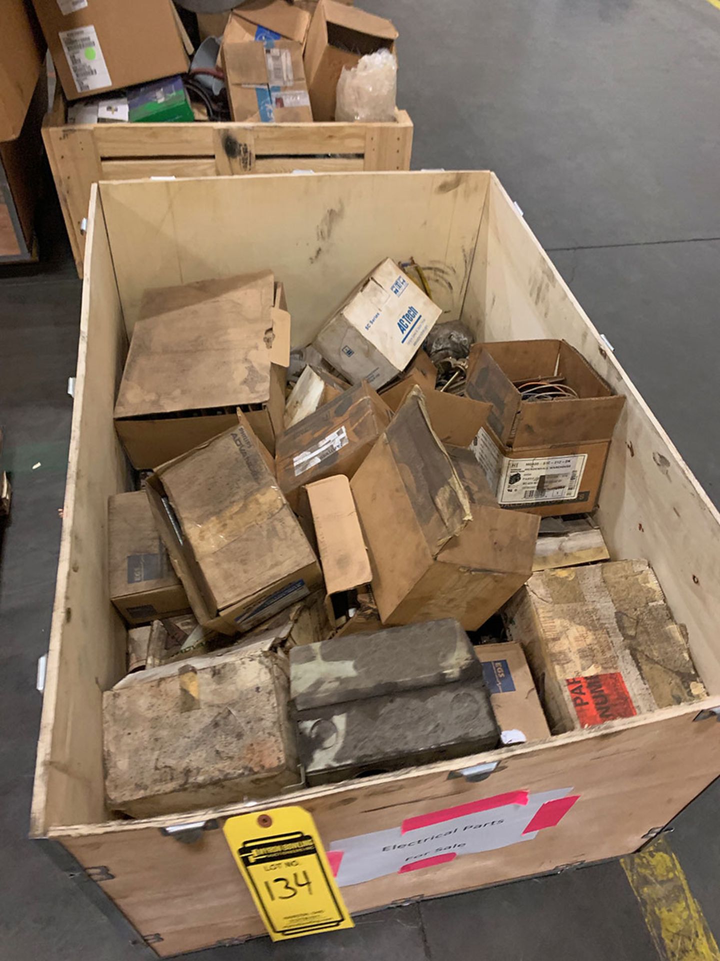 (2) BOXES OF ASSORTED ELECTRICAL PARTS - Bild 2 aus 2