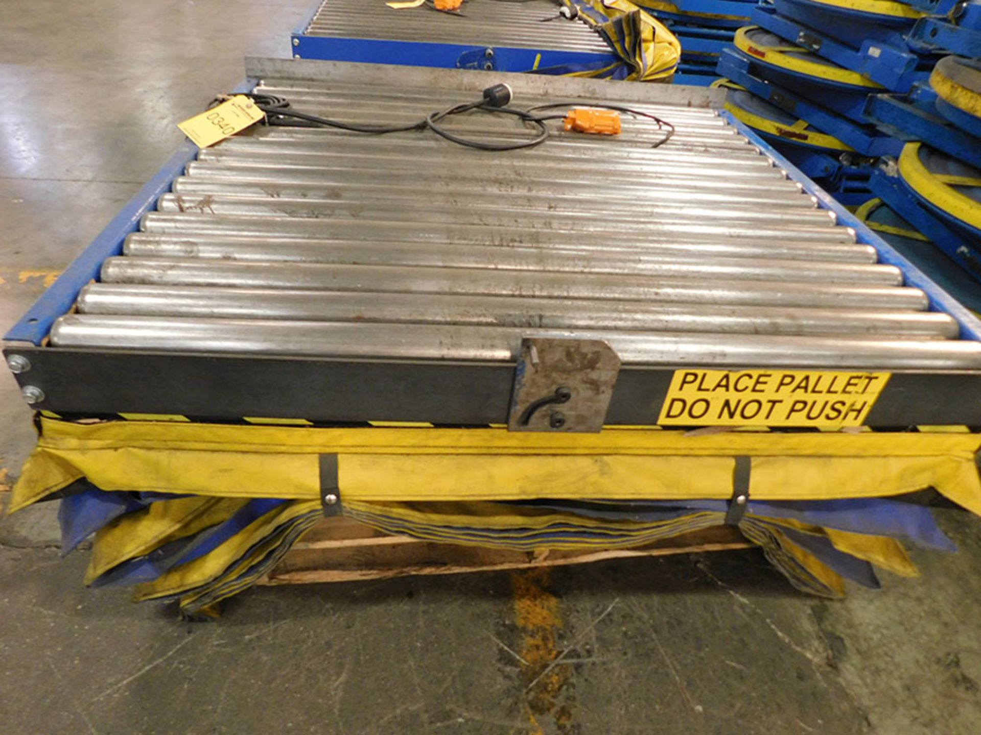 LEWCO SCISSOR LIFT TABLE WITH ROLLING CONVEYOR TOP AND BAILEY CONTROL - Image 2 of 3