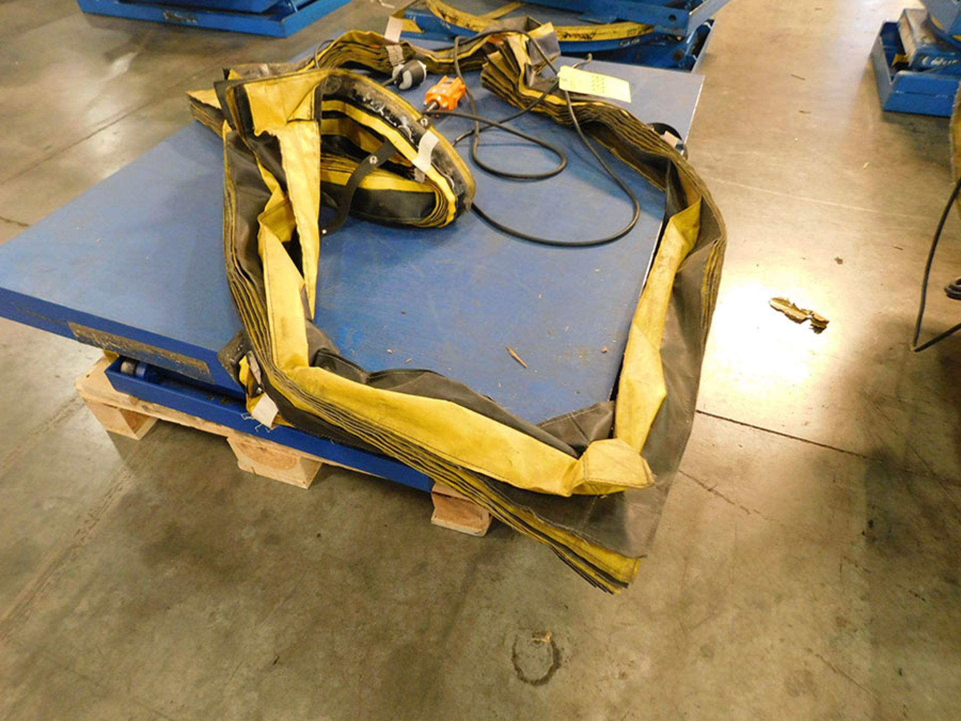 SCISSOR LIFT TABLE WITH BAILEY CONTROLS