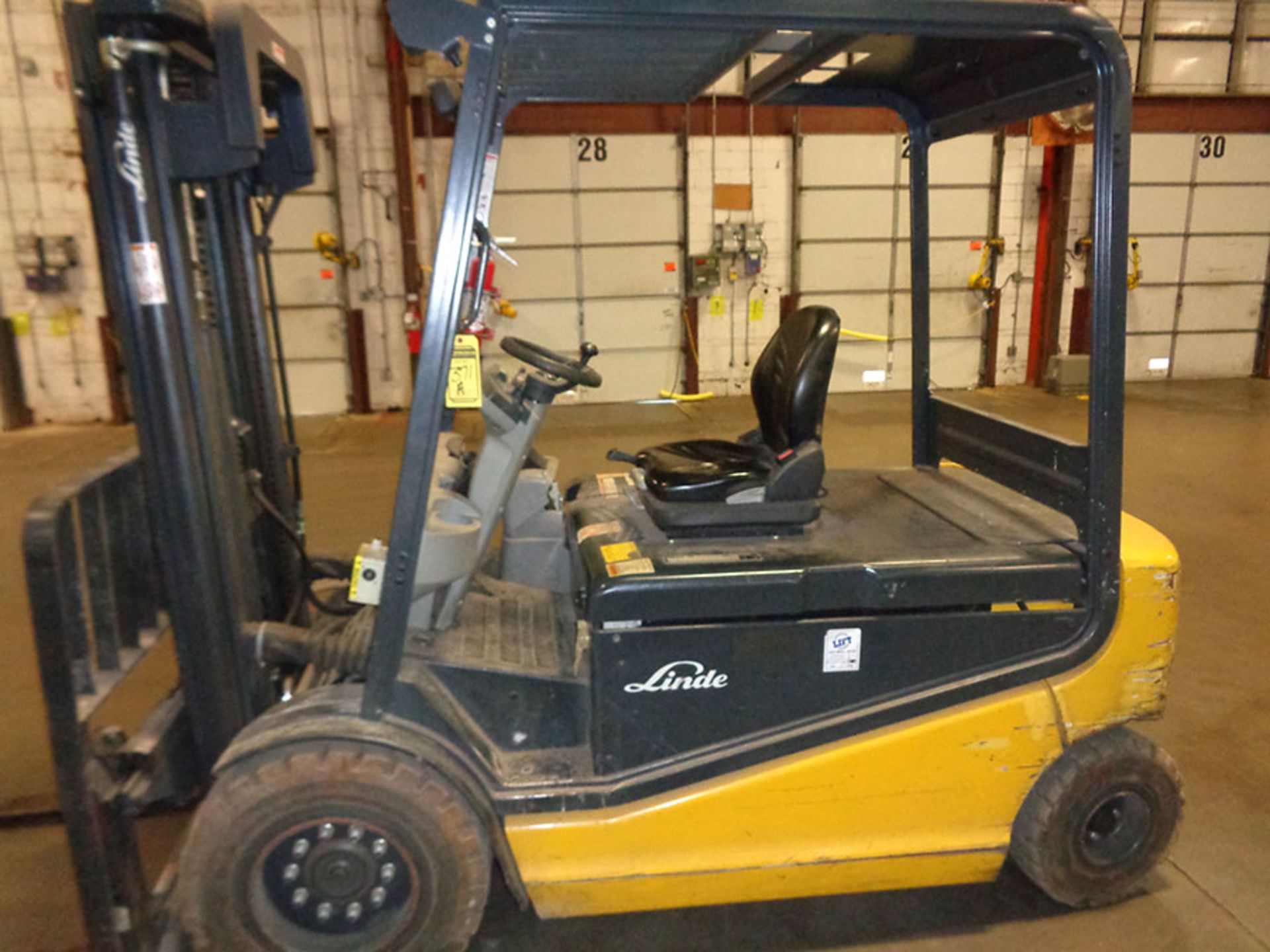 LINDE 7,300 LB. CAPACITY ELECTRIC FORKLIFT; 3-STAGE MAST, SIDESHIFT, MODEL R60-40, 190.5'' MAX