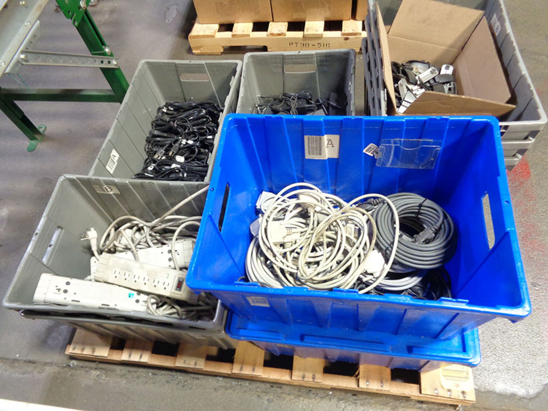 PALLET WITH ASSORTED CABLES & CORDS - Image 3 of 4