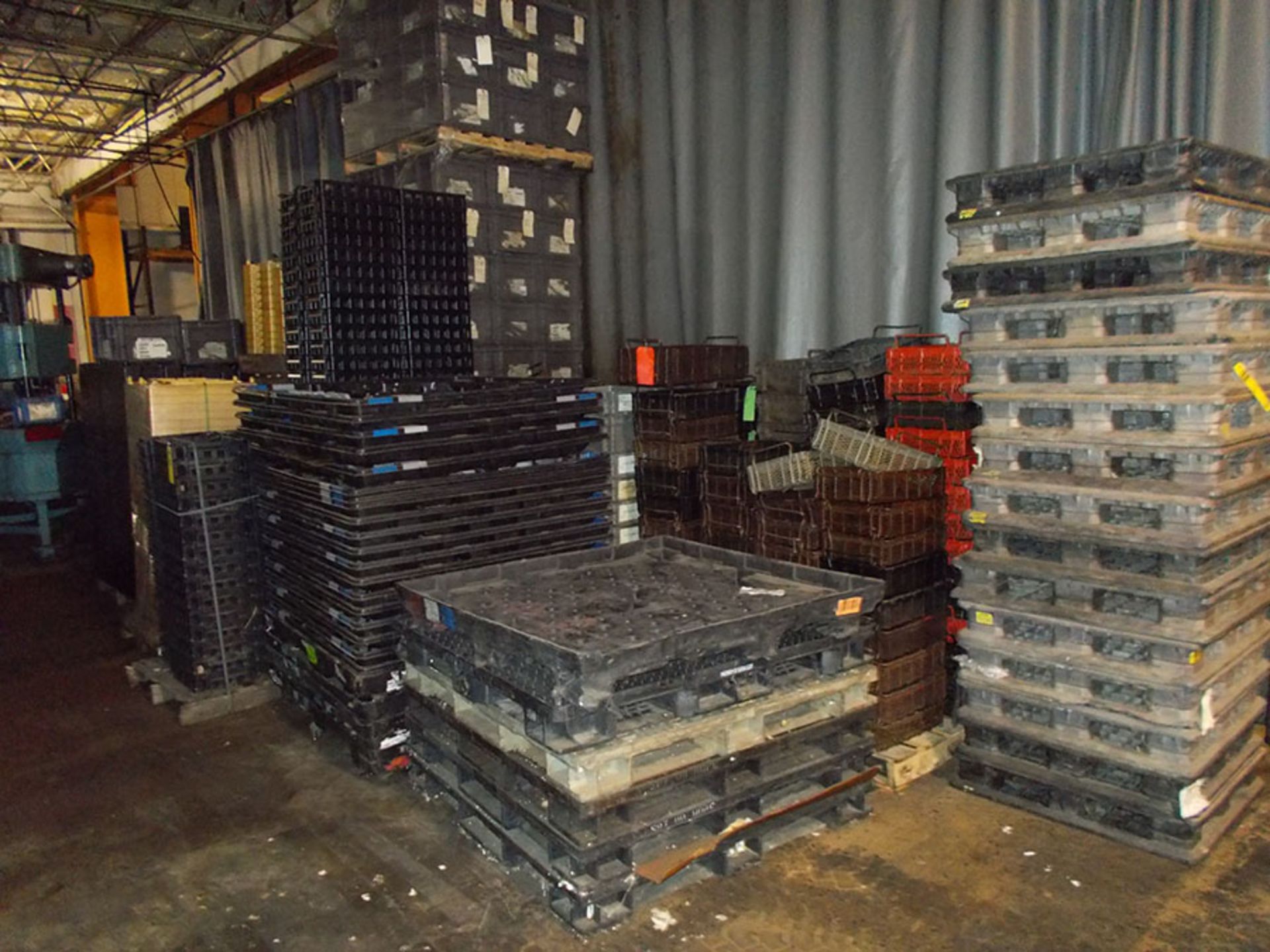 LOT OF PLASTIC PALLETS, TRAYS, TOTES & STEEL BASKETS