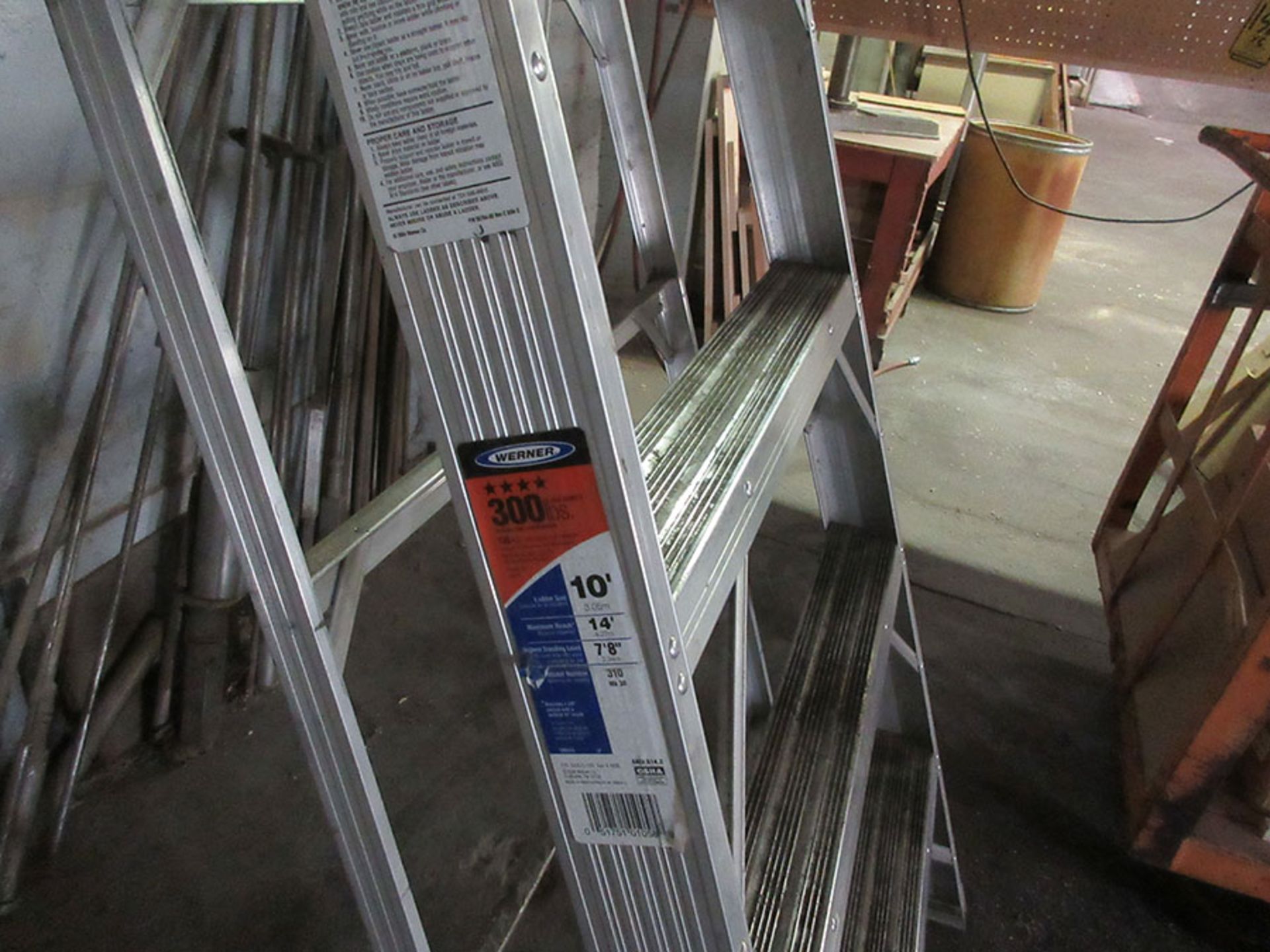 10' ALUMINUM STEP LADDER - Image 2 of 2