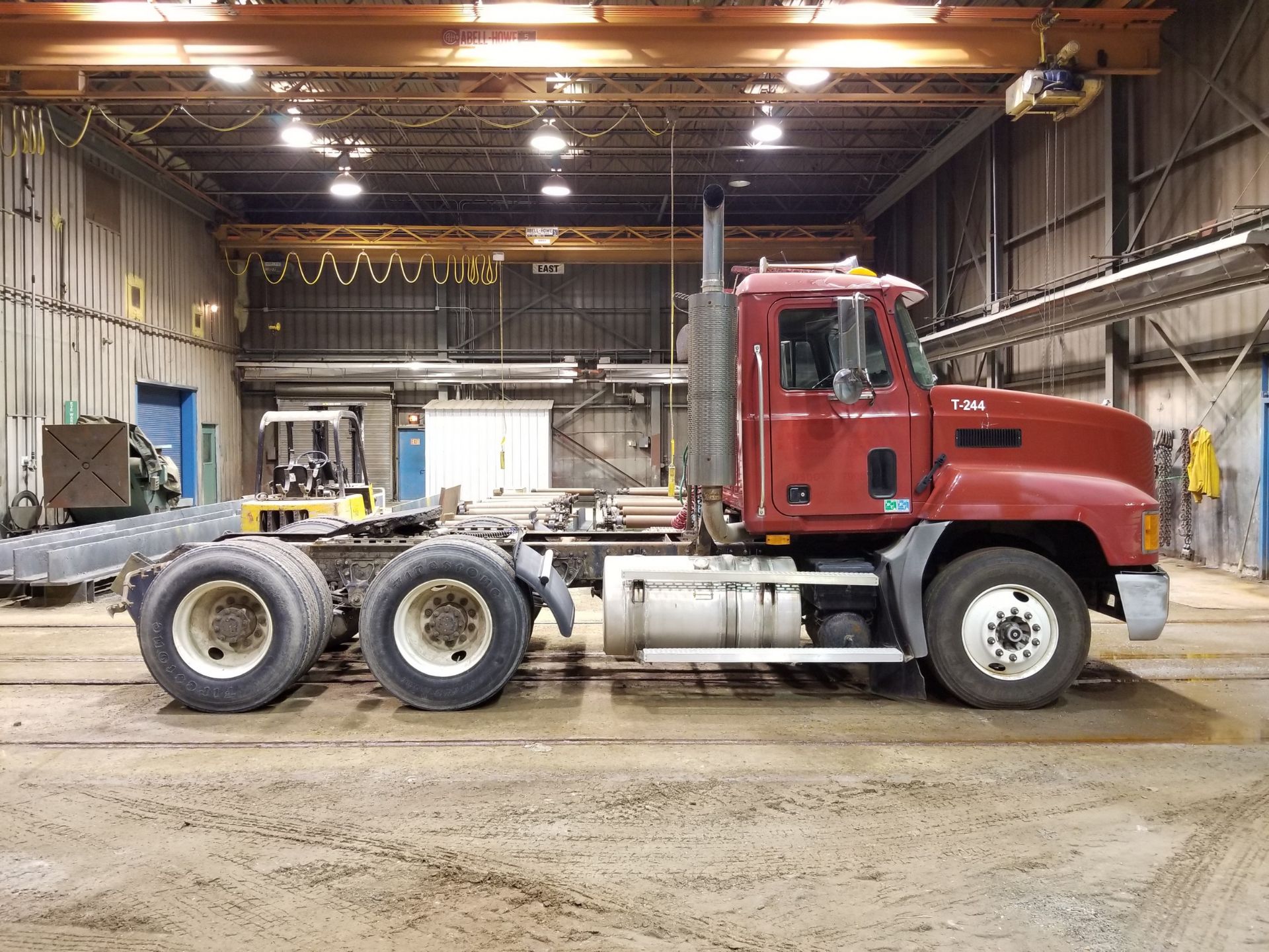 2003 MACK TRUCK TRACTOR, AIR RIDE SUSPENSION, TANDEM AXLE, EATON FULLER 10 SPEED TRANSMISSION - Image 2 of 5