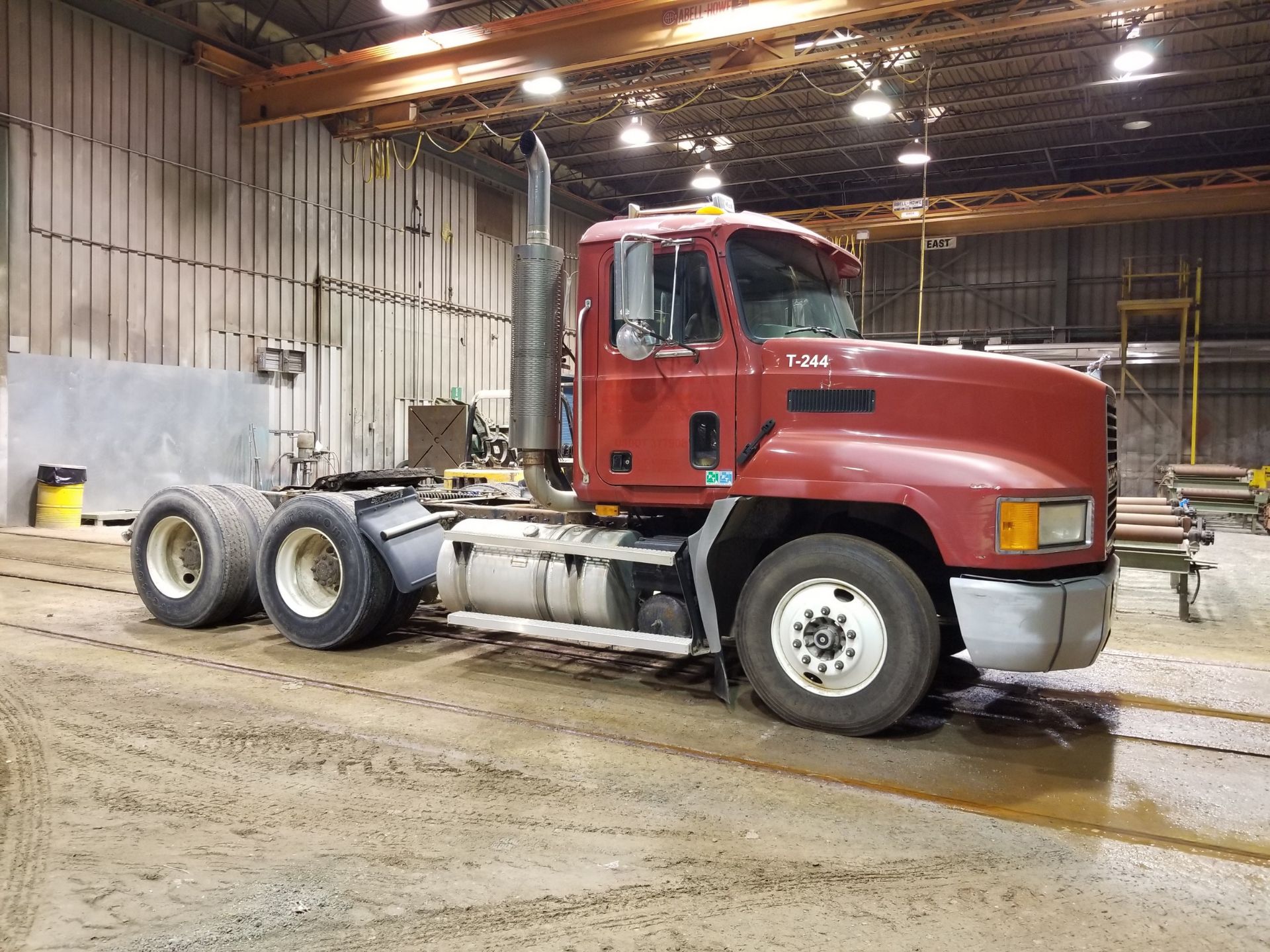 2003 MACK TRUCK TRACTOR, AIR RIDE SUSPENSION, TANDEM AXLE, EATON FULLER 10 SPEED TRANSMISSION - Image 4 of 5