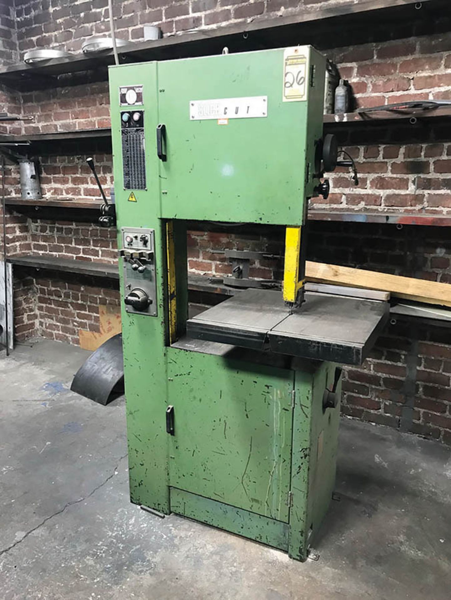 FUHO VERTICAL BANDSAW, MODEL VBS20, S/N 200131, 20'' THROAT, 149'' BLADE, 23.5'' X 22'' TABLE, BLADE