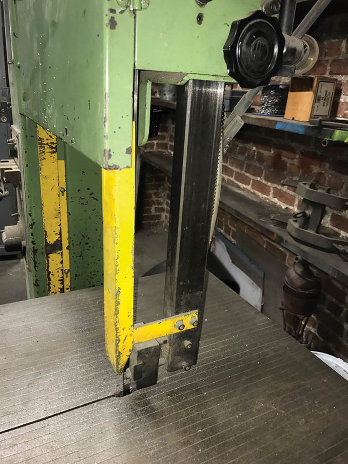 FUHO VERTICAL BANDSAW, MODEL VBS20, S/N 200131, 20'' THROAT, 149'' BLADE, 23.5'' X 22'' TABLE, BLADE - Image 3 of 6