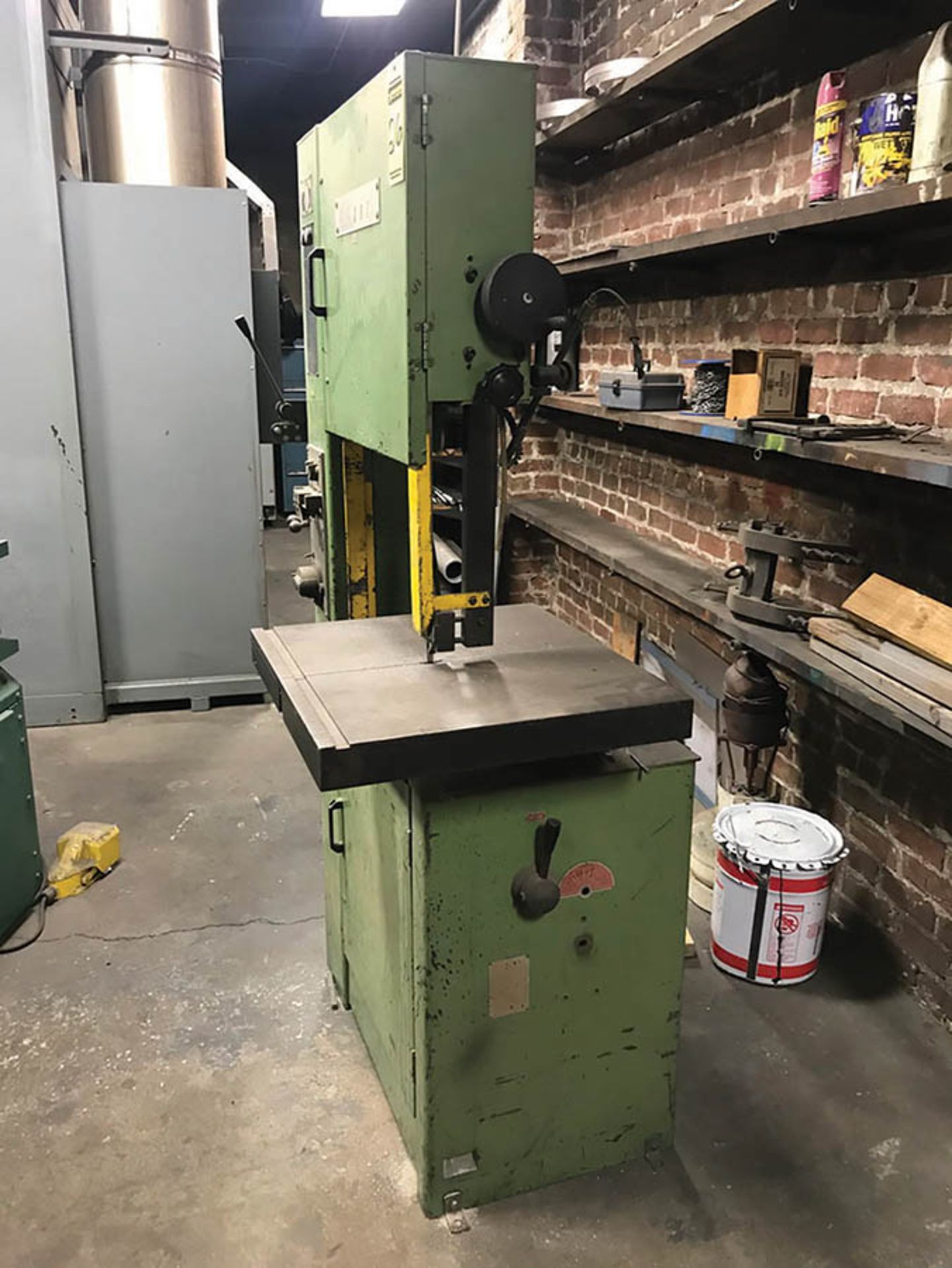 FUHO VERTICAL BANDSAW, MODEL VBS20, S/N 200131, 20'' THROAT, 149'' BLADE, 23.5'' X 22'' TABLE, BLADE - Image 2 of 6