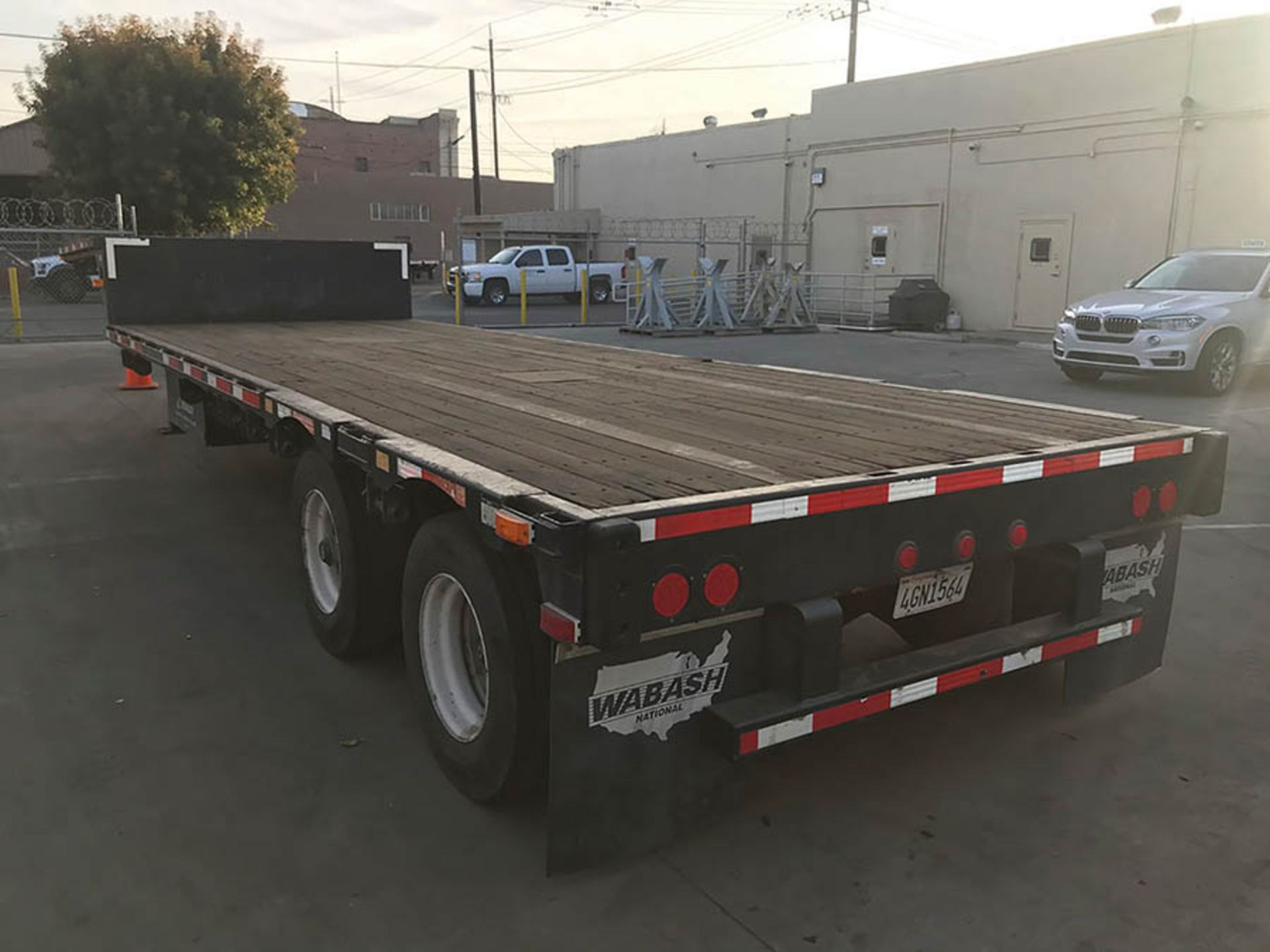 WABASH STEP-DECK TRAILER, MODEL DS-550-F2, 34'' X 102'', CUSTOM BED POCKETS FOR HAULING LARGE - Image 4 of 11