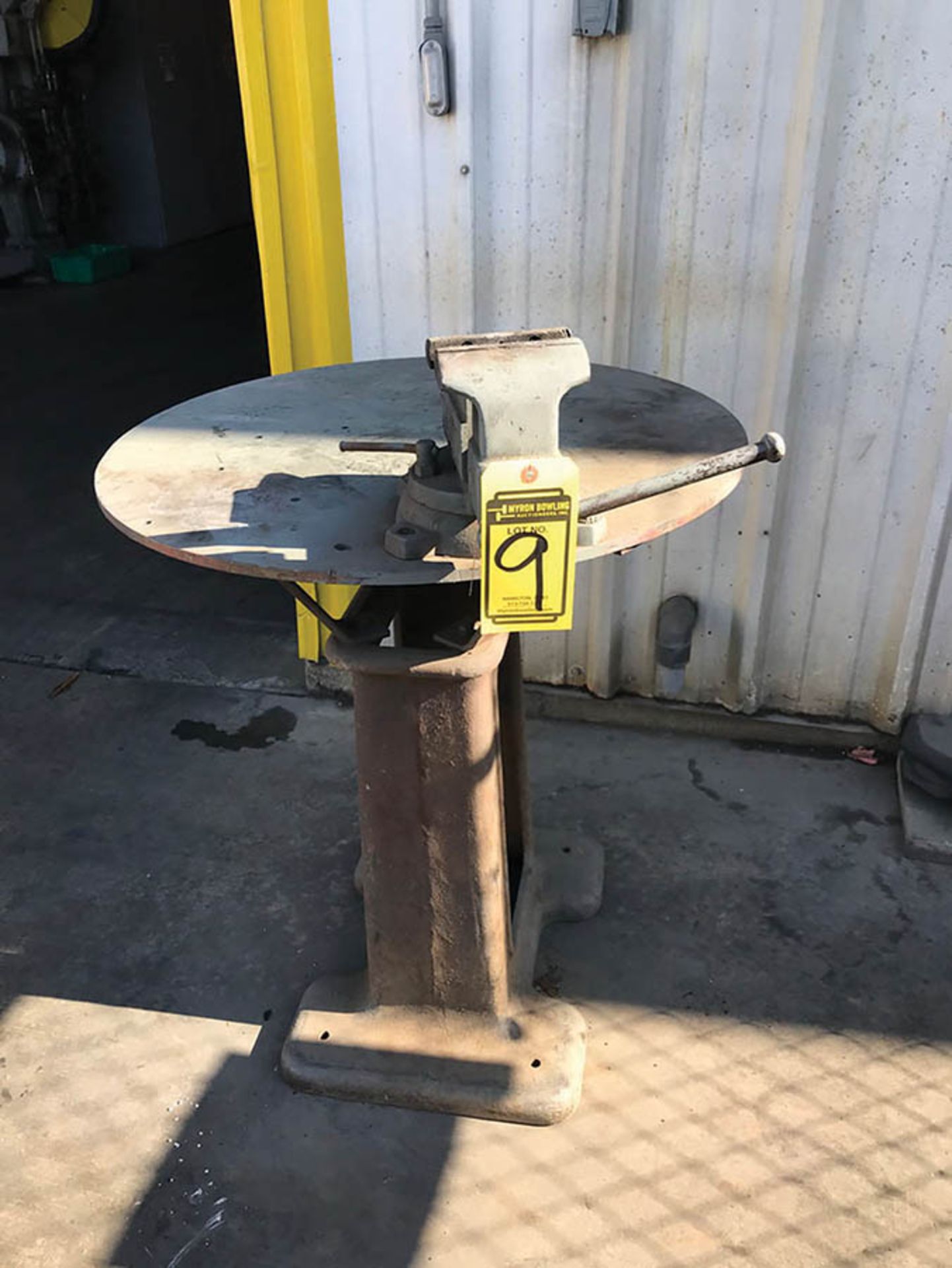 32'' ROUND STEEL TABLE, W/ WILTON 5'' BENCH VISE