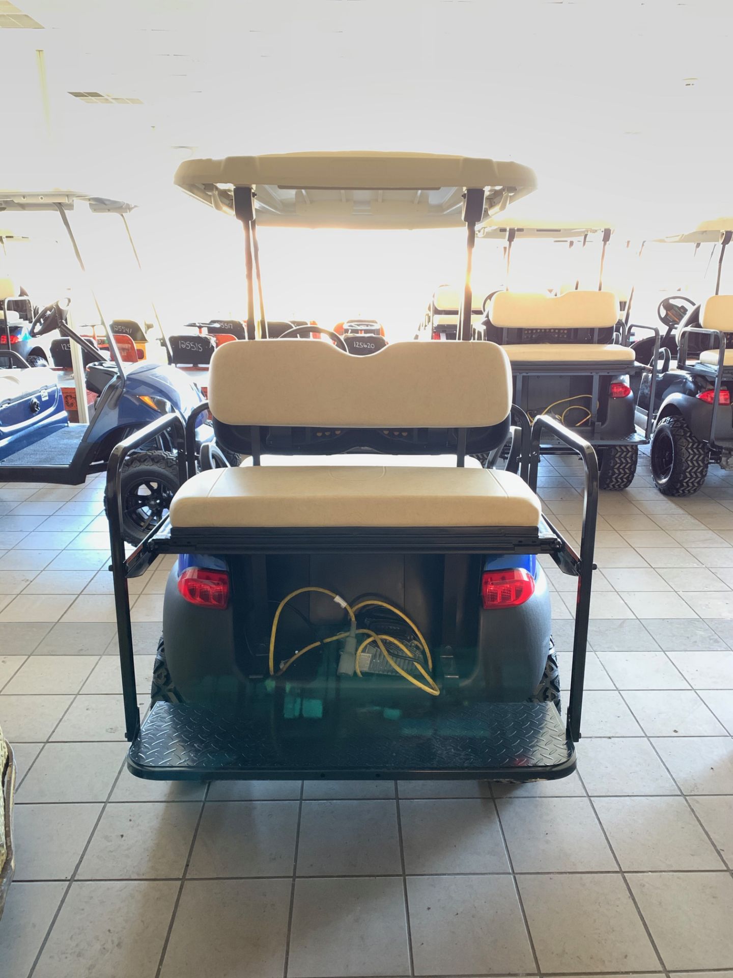 2014 CLUB CAR PRECEDENT ELECTRIC GOLF CART, WITH 48V CHARGER, 4-PASSENGER FOLD DOWN SEAT, LIFT KIT - Image 5 of 6