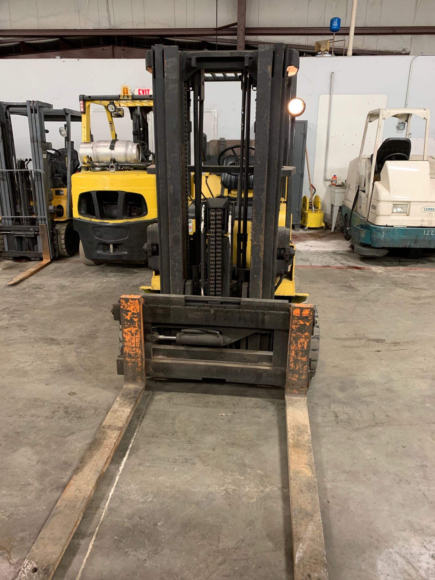 CLARK 10,000-LB. CAPACITY FORKLIFT, MODEL: C500-S100, S/N: 685-0101–6655KOF, 3-STAGE MAST, 1,494 HRS - Image 2 of 6